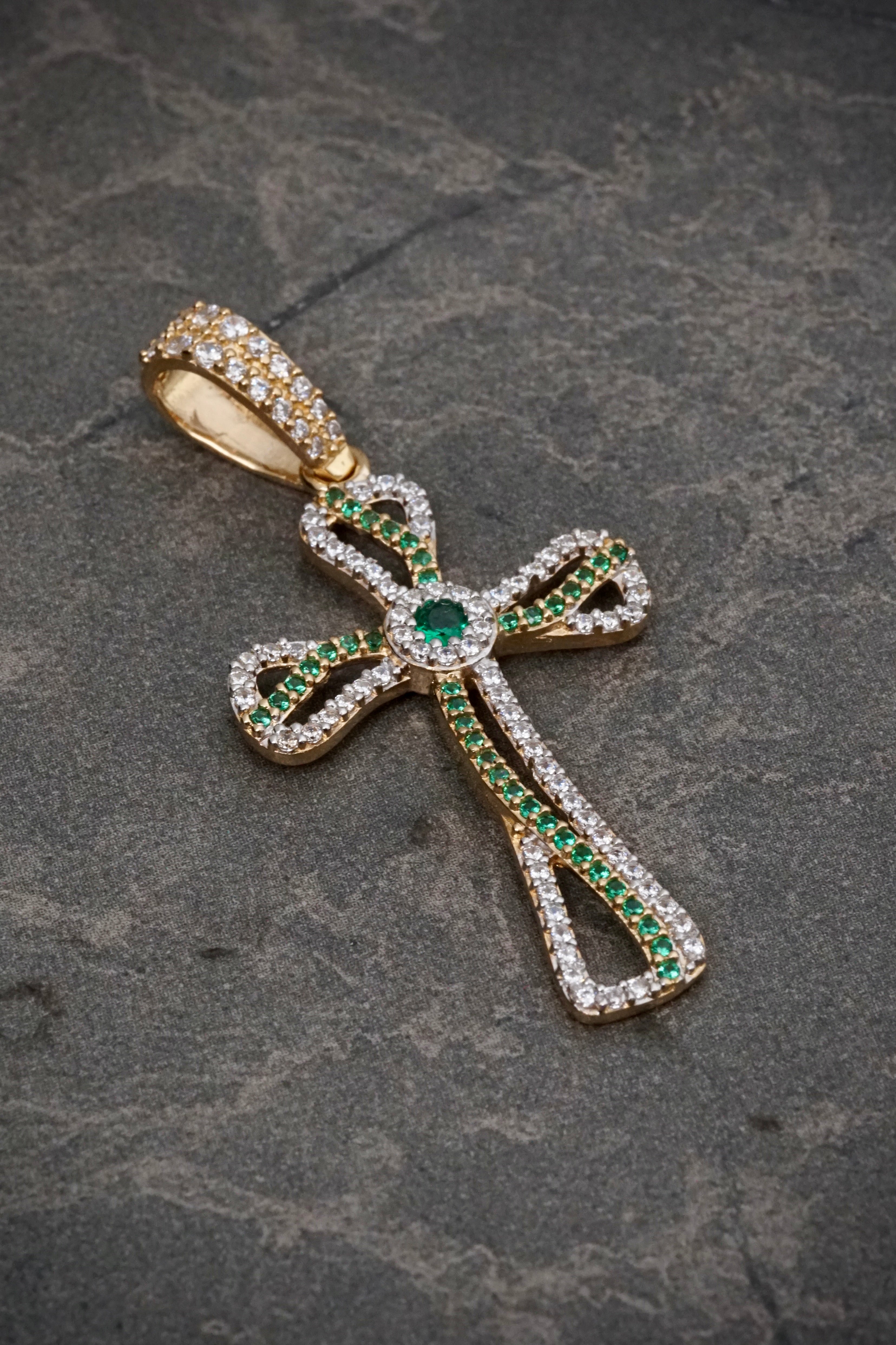 Dije cruz con swarovski verde y blanco 3.8gr / Largo 4.6cm / Oro Amarillo Nac B