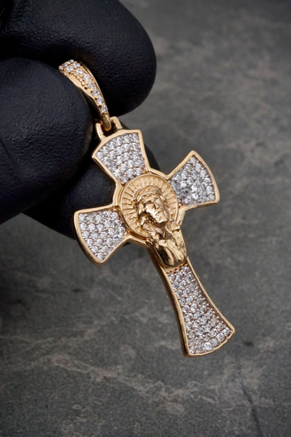 Dije cruz con cristo y swarovski blanco 5.35gr / Largo 4.3cm / Oro Amarillo Nac B