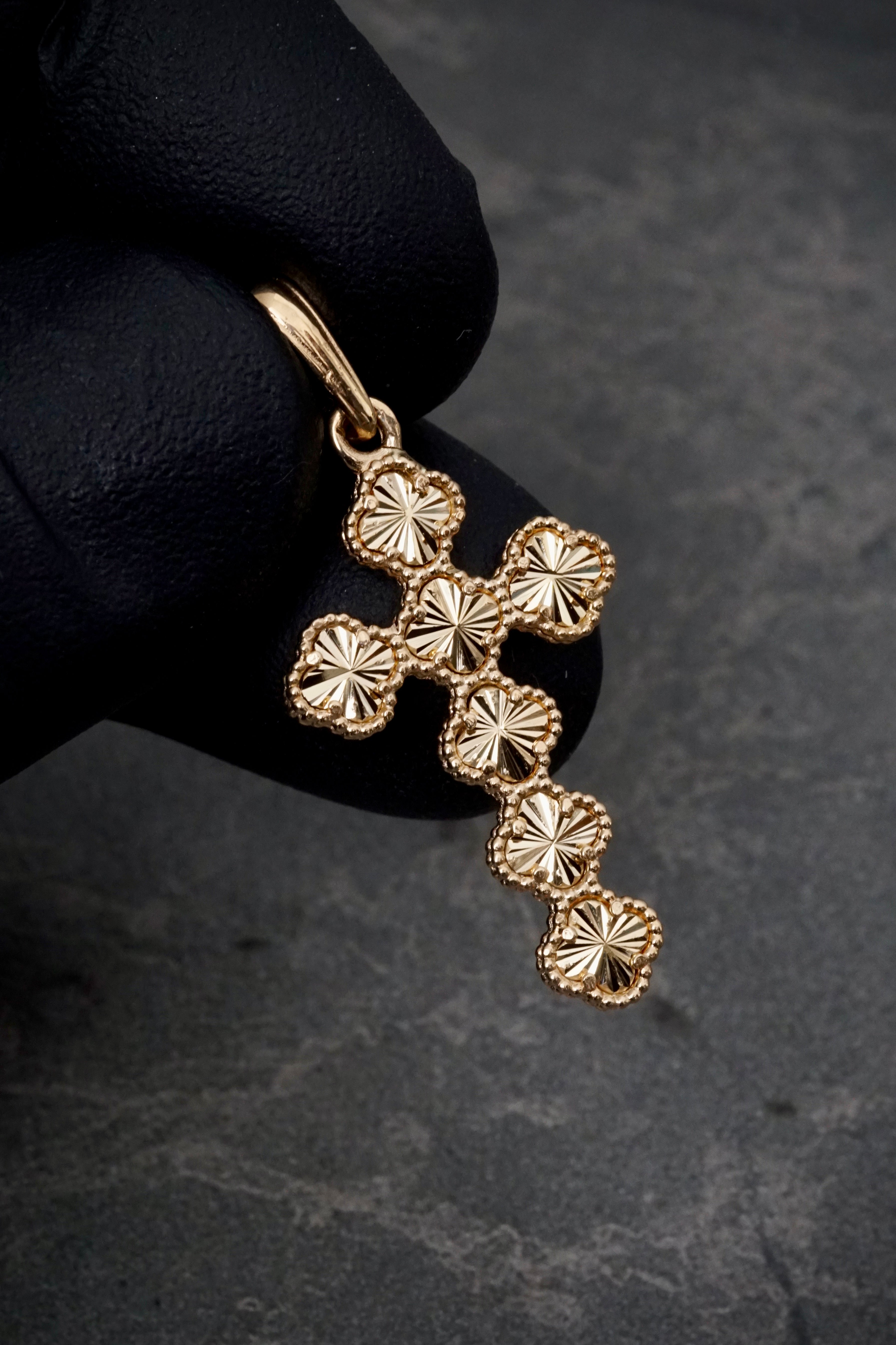 Dije cruz lucky clover diamantada 4.95gr / Largo 4.9cm / Oro Amarillo Nac P