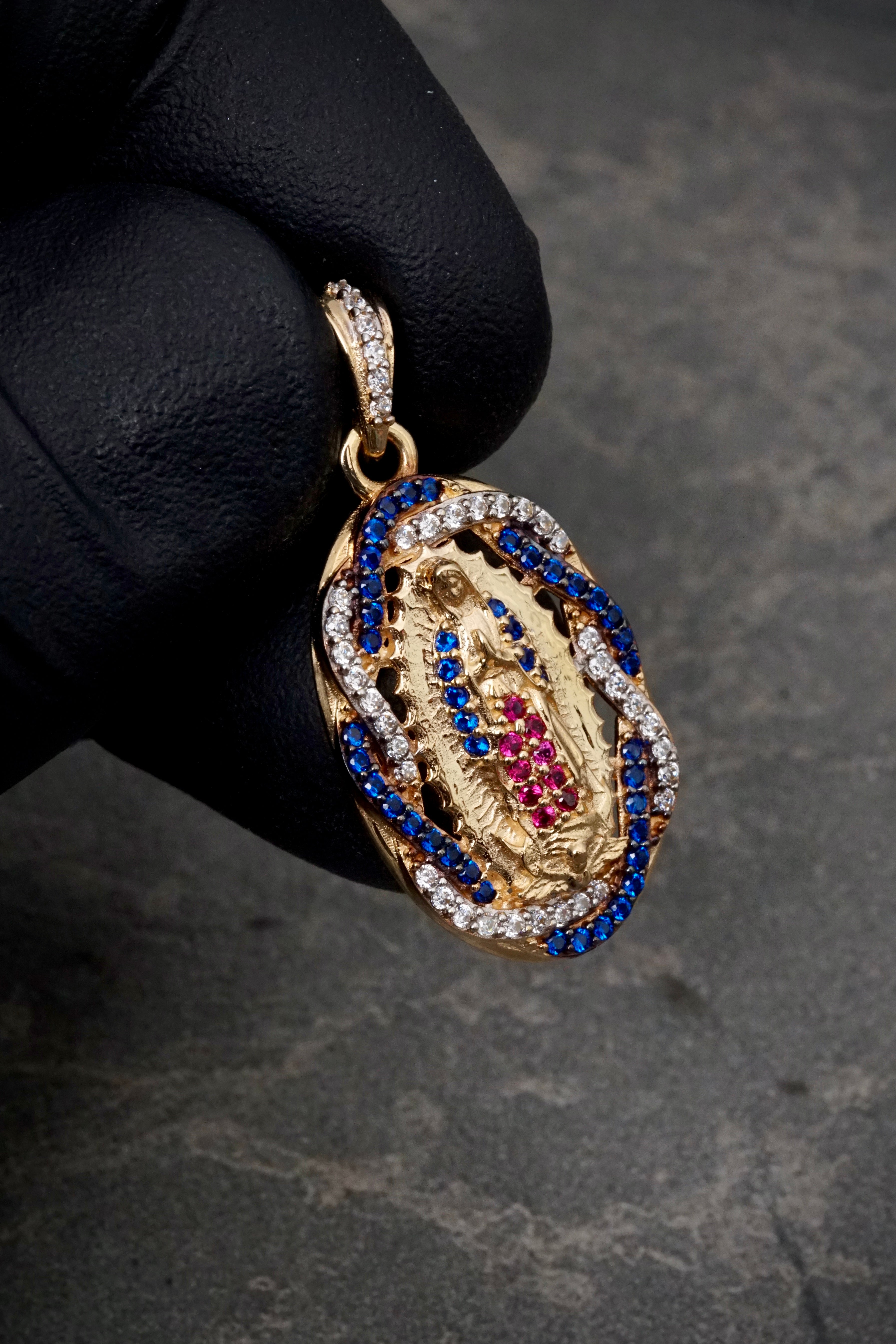 Dije virgen de guadalupe con swarovski azul y fucsia 3.5gr / Largo 3cm / Oro Amarillo Nac B