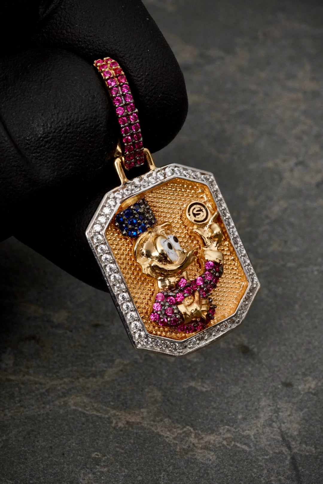 Dije tio rico con swarovski fucsia y blanco 6.55gr / Largo 3.6cm — Oro Amarillo