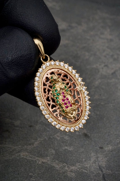 Dije virgen de guadalupe con swarovski fucsia y verde 4.3gr / Largo 3.3cm / Dos Oros Nac B