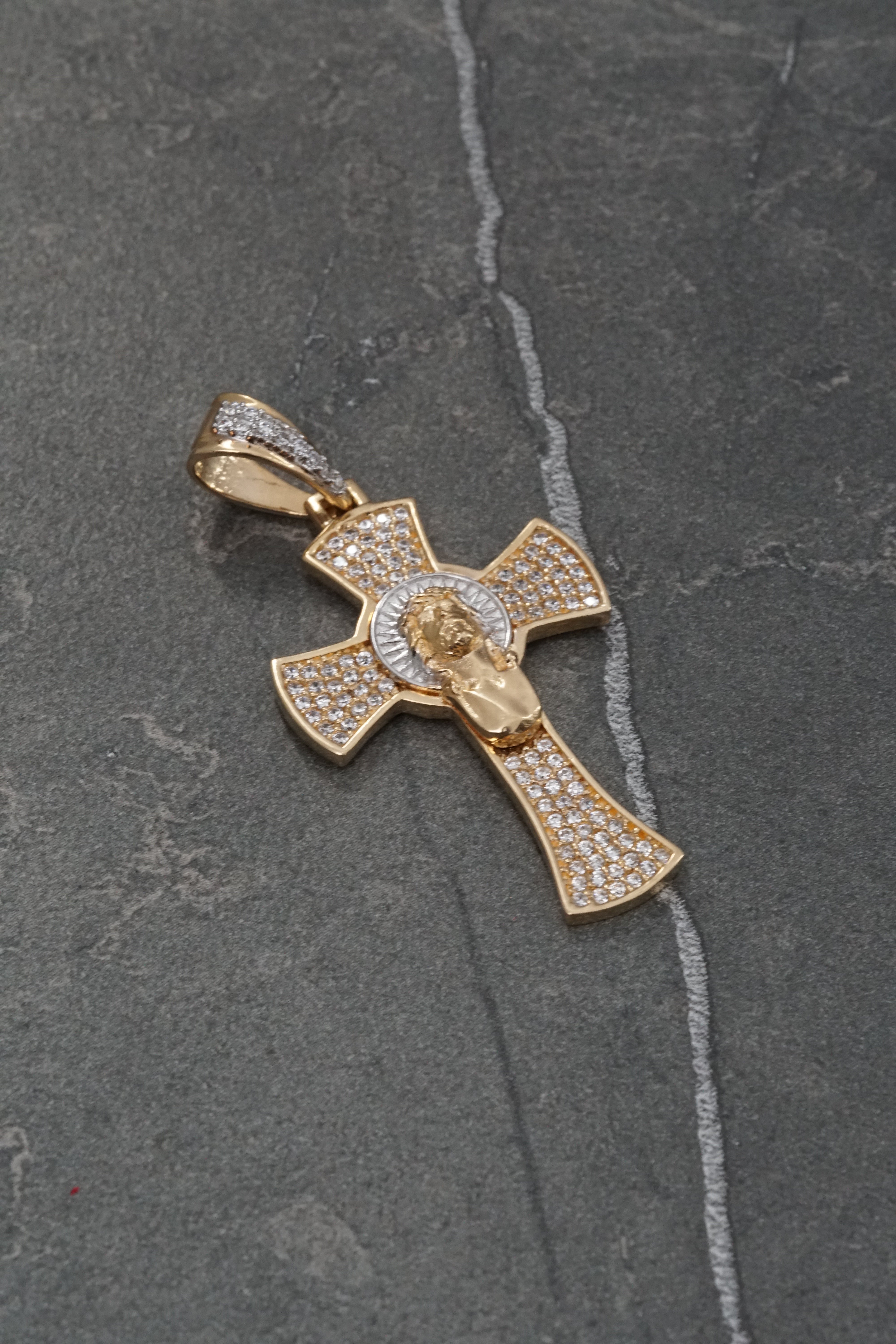 Dije cruz con cristo y swarovski blanco 5.25gr / Largo 4.3cm / Dos Oros Nac M