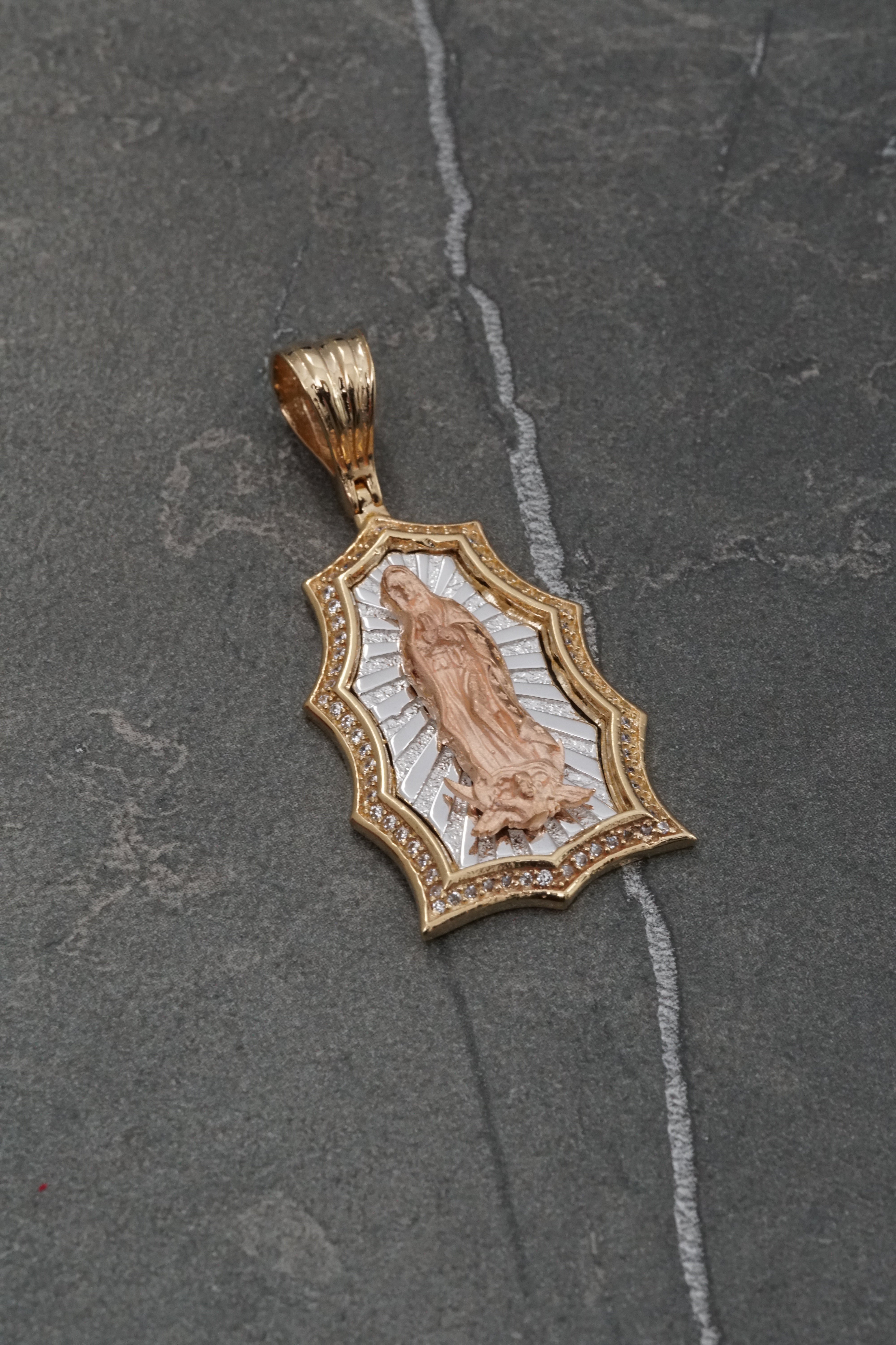 Dije virgen de guadalupe con swarovski blanco 7.1gr / Largo 4.2cm / Tres Oros Nac M