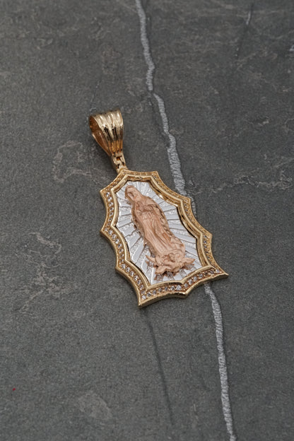 Dije virgen de guadalupe con swarovski blanco 7.1gr / Largo 4.2cm / Tres Oros Nac M