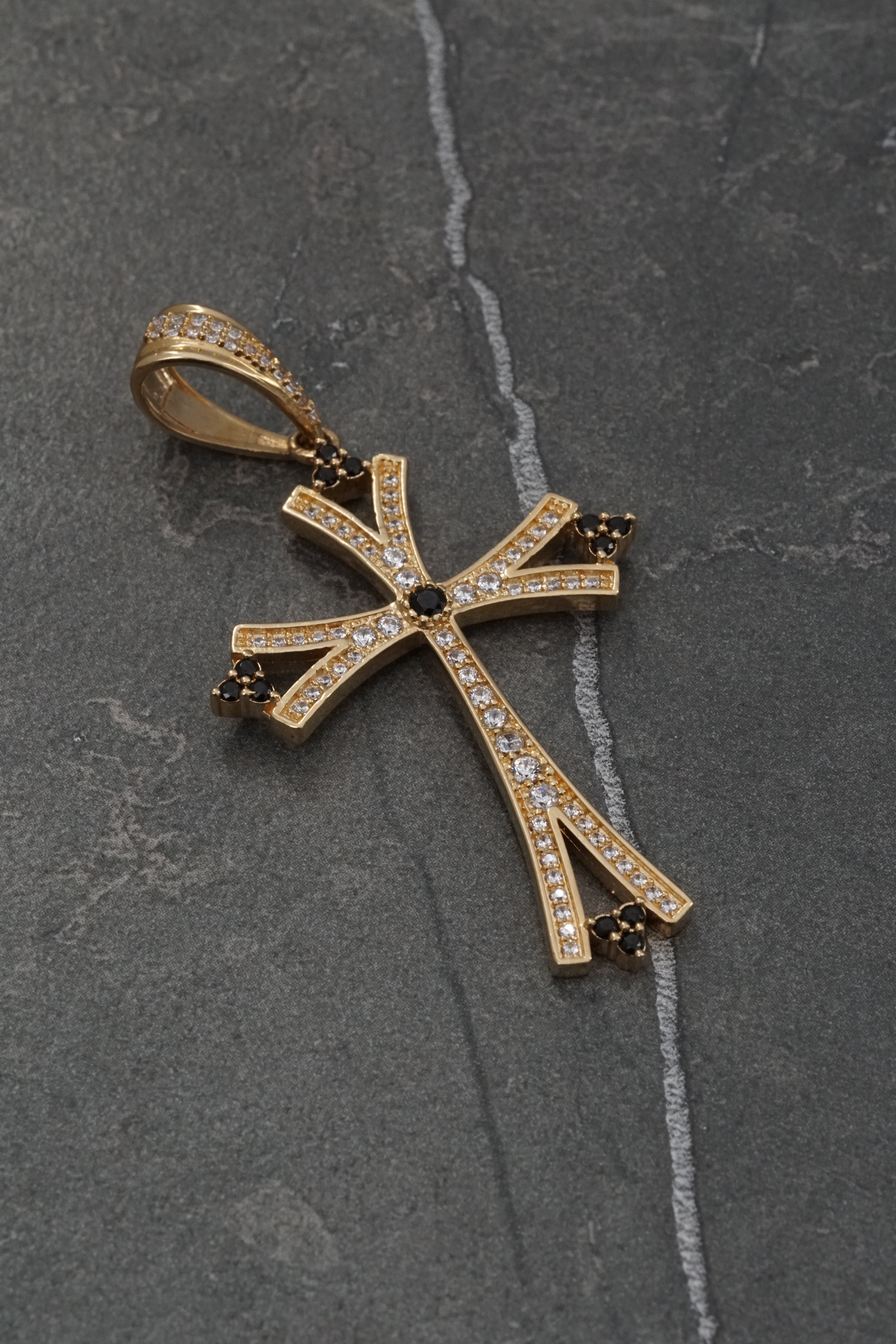 Dije cruz con swarovski blanco y negro 5.9gr / Largo 5.3cm / Oro Amarillo Nac M