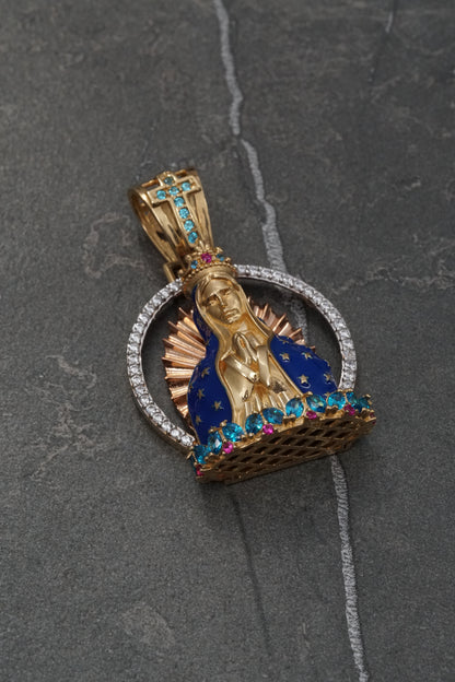 Dije virgen de guadalupe con swarovski azul y fucsia 12.95gr / Largo 4cm / Dos OrosNac M