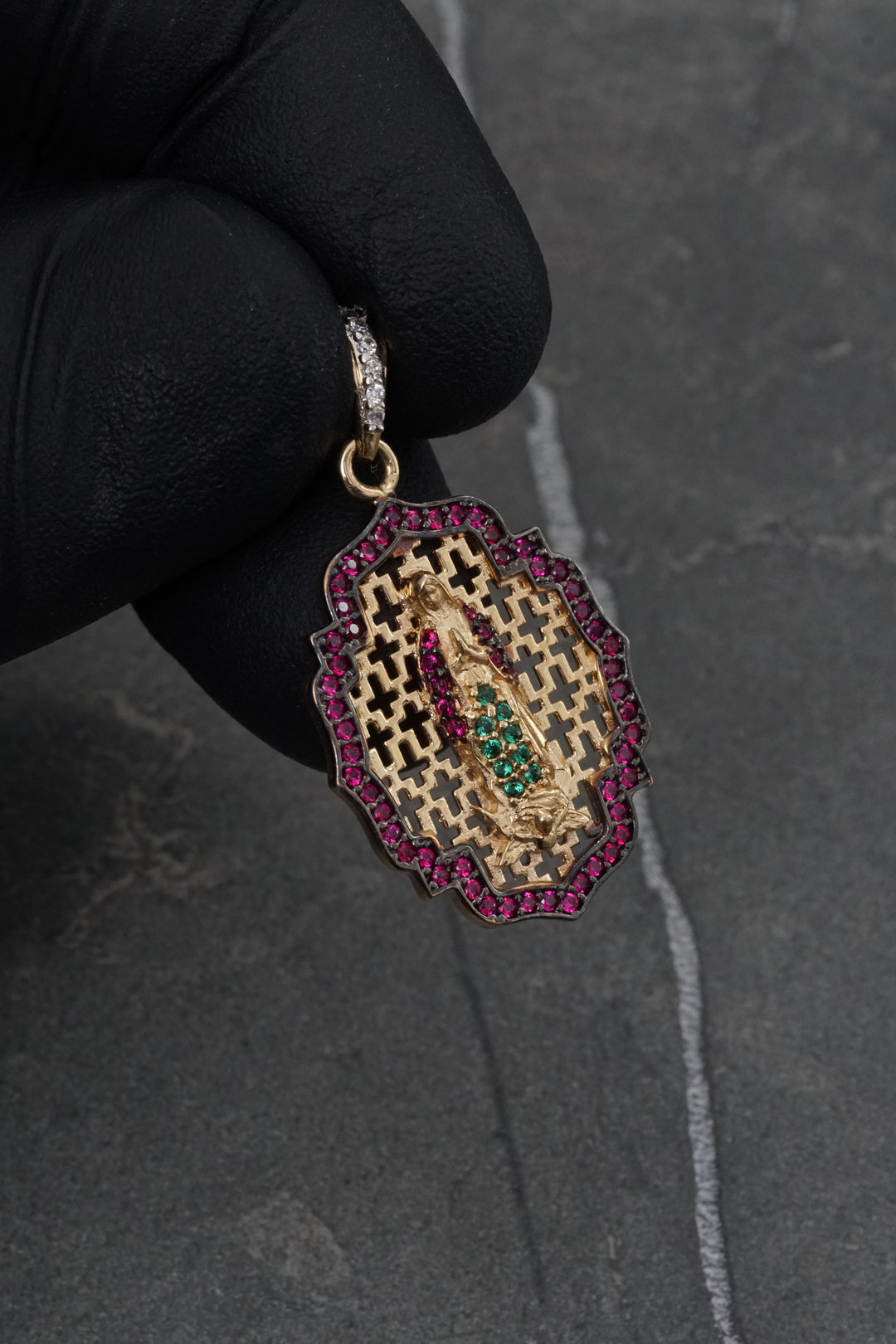 Dije virgen de guadalupe con swarovski fucsia 3.5gr / Largo 3.3cm — Oro Amarillo