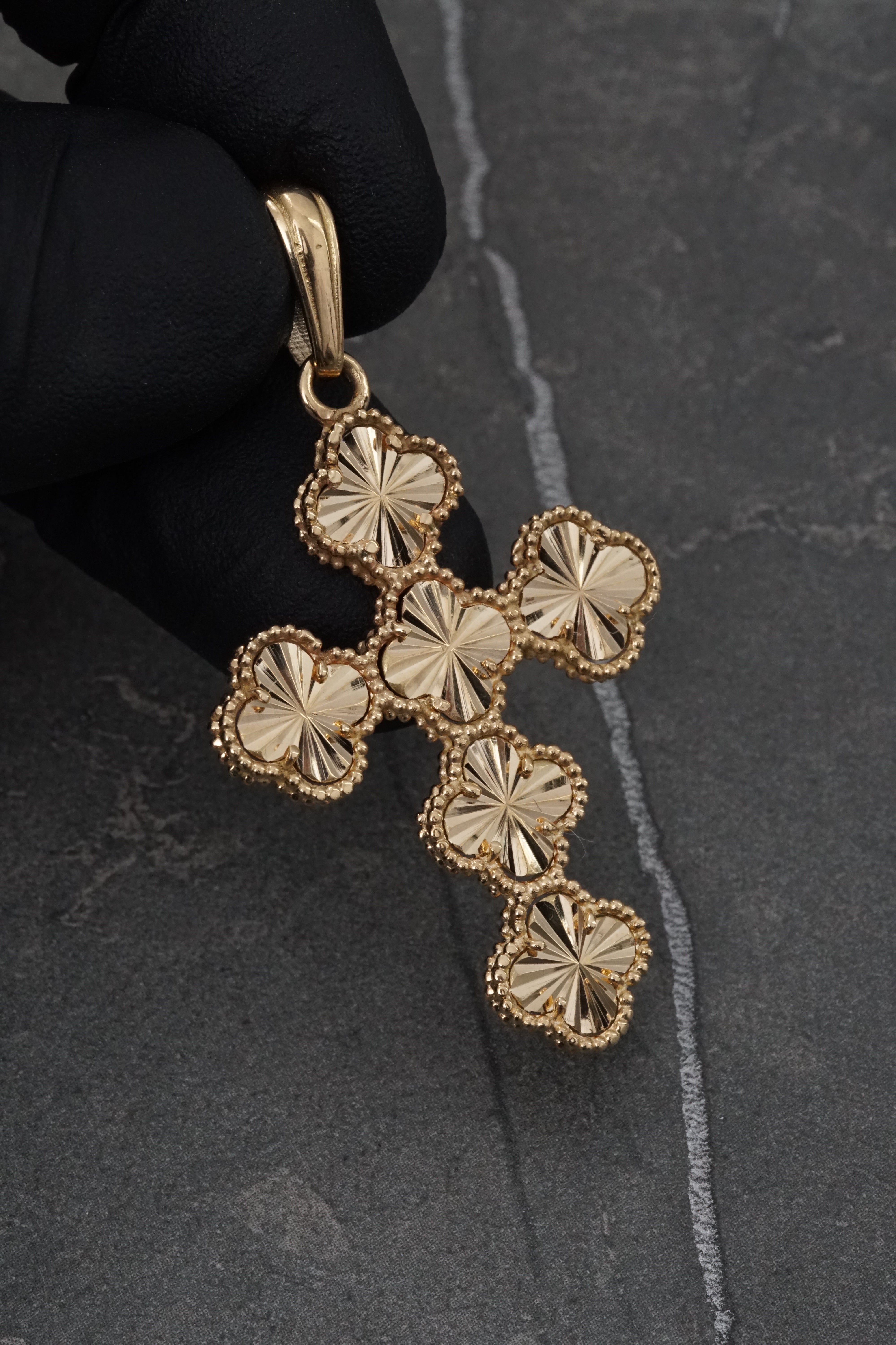 Dije cruz lucky clover diamantada 6.5gr / Largo 5.1cm / Oro Amarillo Nac B