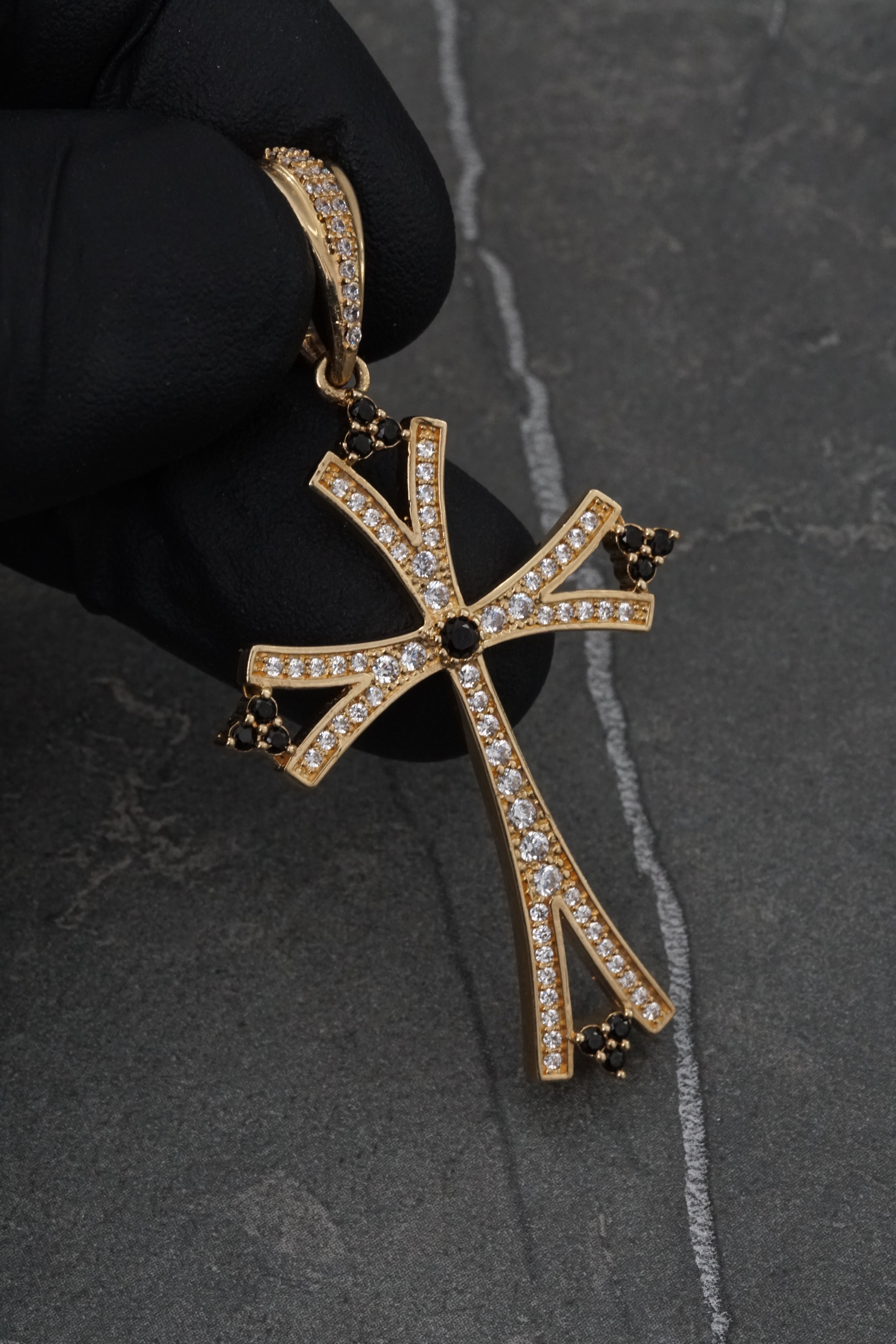 Dije cruz con swarovski blanco y negro 5.9gr / Largo 5.3cm / Oro Amarillo Nac M