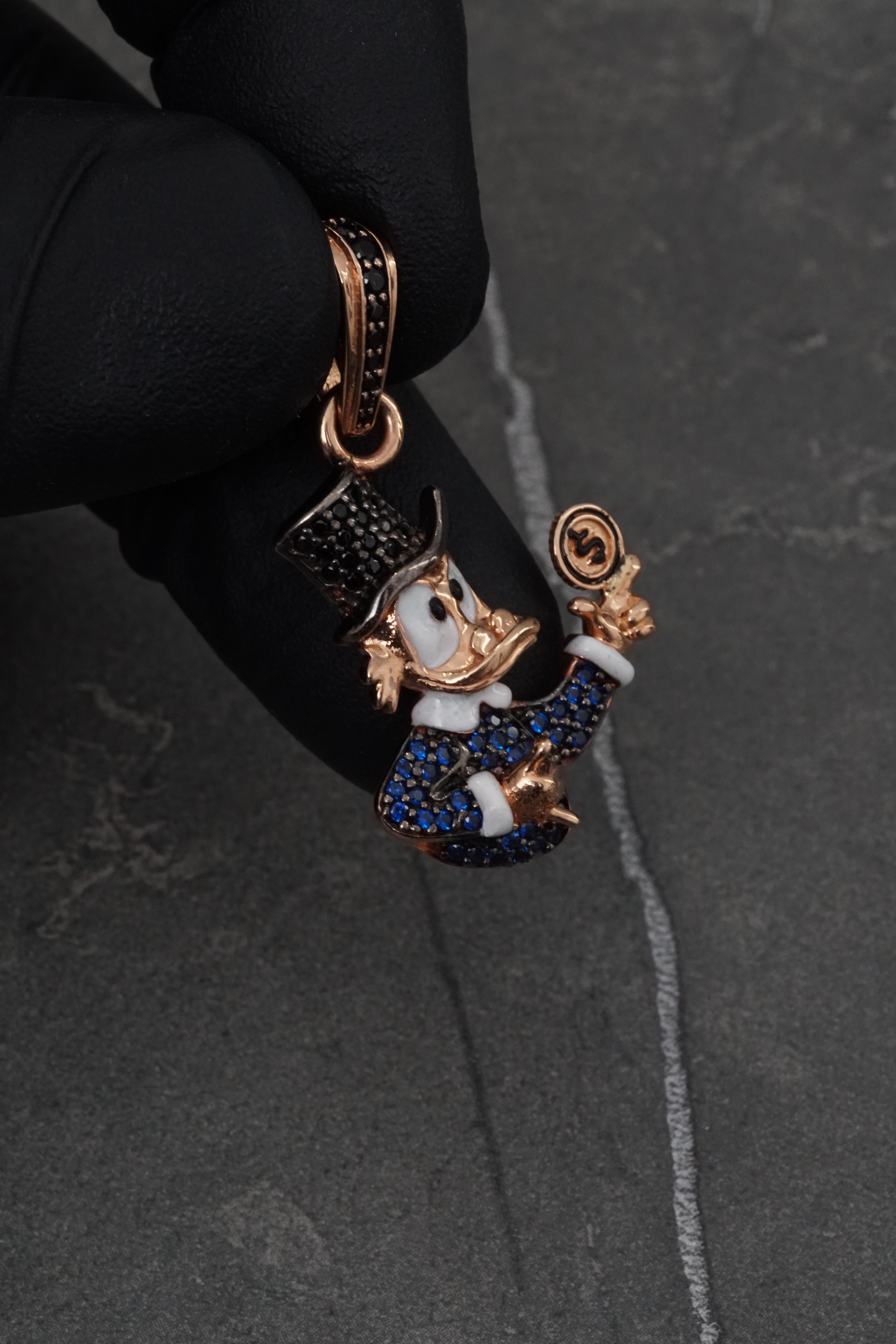 Dije tio rico con swarovski azul y negro 4.75gr / Largo 3.5cm / Oro Rosado Nac M