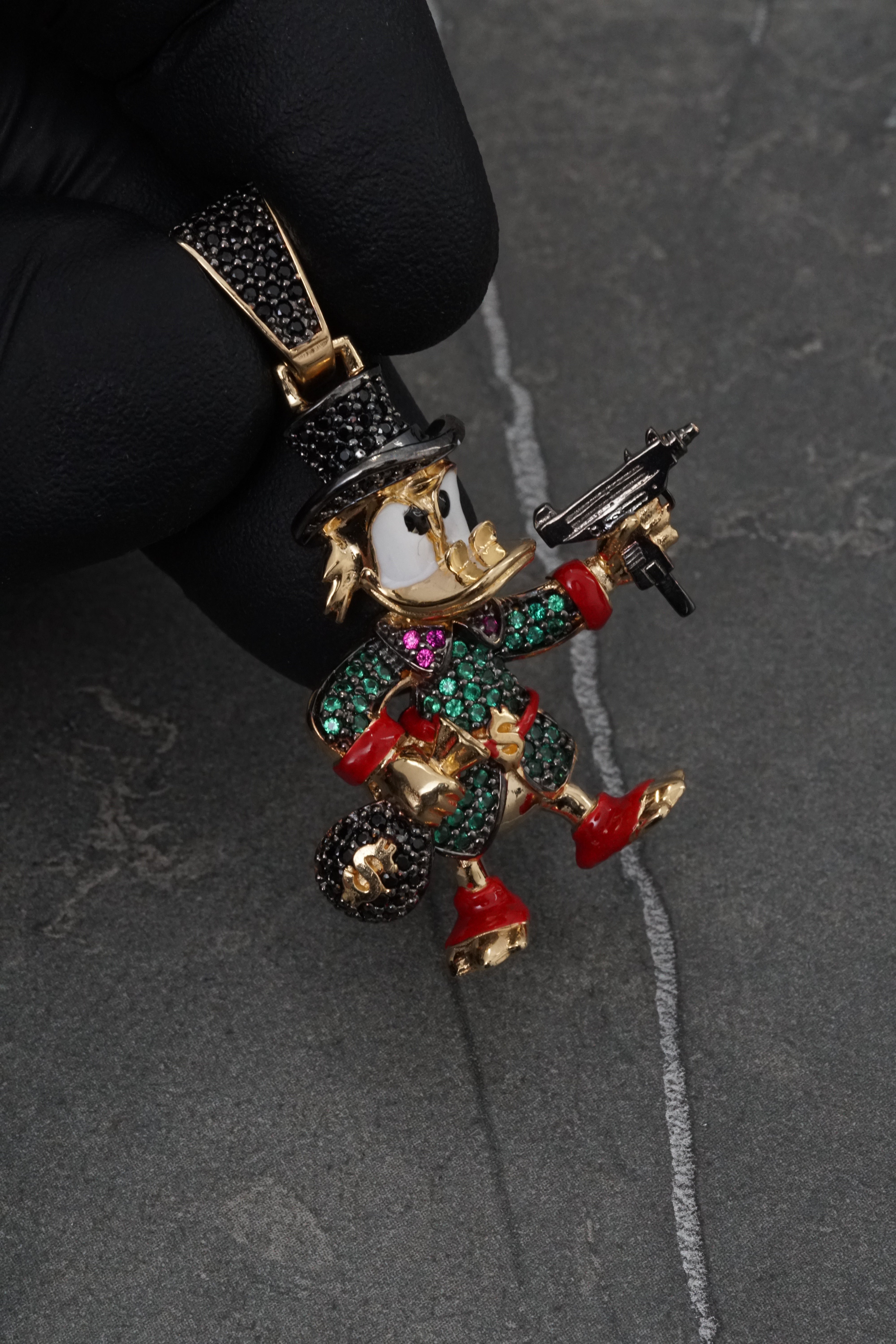 Dije tio rico con swarovski verde y negro 11.2gr / Largo 4.3cm / Oro Amarillo Nac M