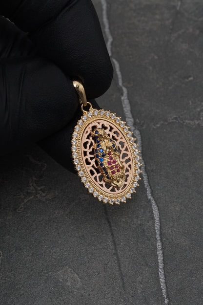 Dije virgen de guadalupe con swarovski fucsia y azul 4.3gr / Largo 3.2cm / Dos Oros Nac M