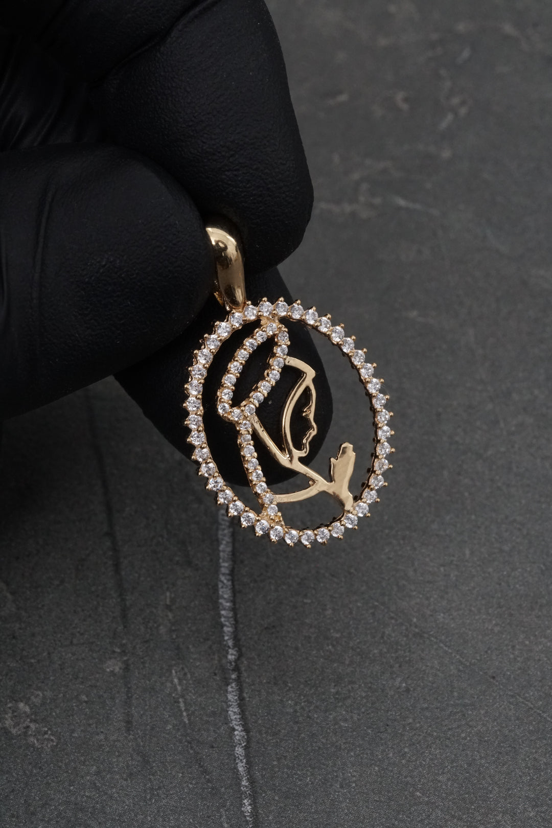 Dije virgen maria con swarovski blanco 2.85gr / Largo 3cm — Oro Amarillo