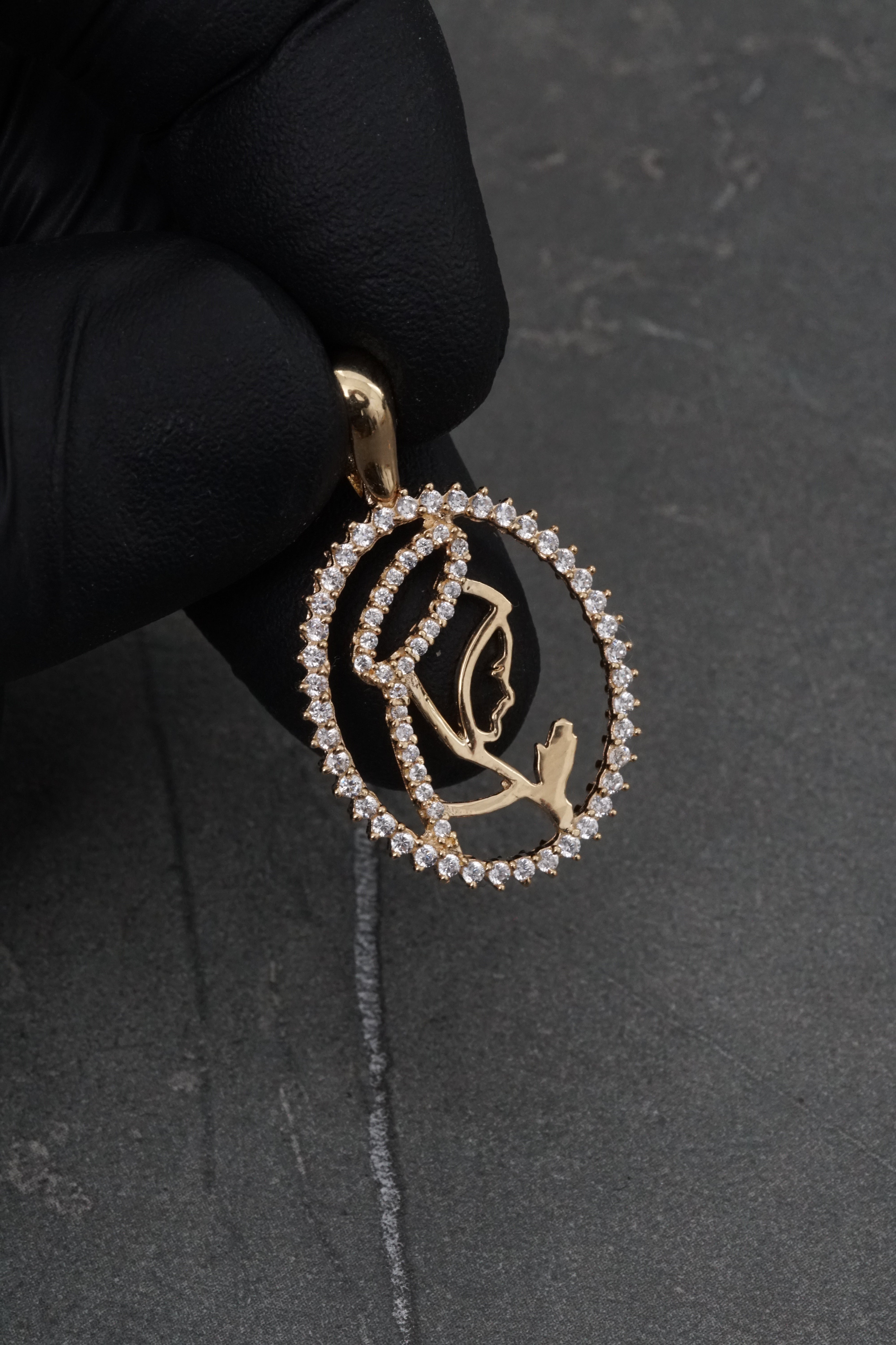 Dije virgen de guadalupe con swarovski blanco 2.9gr / Largo 3cm / Oro Amarillo Nac M