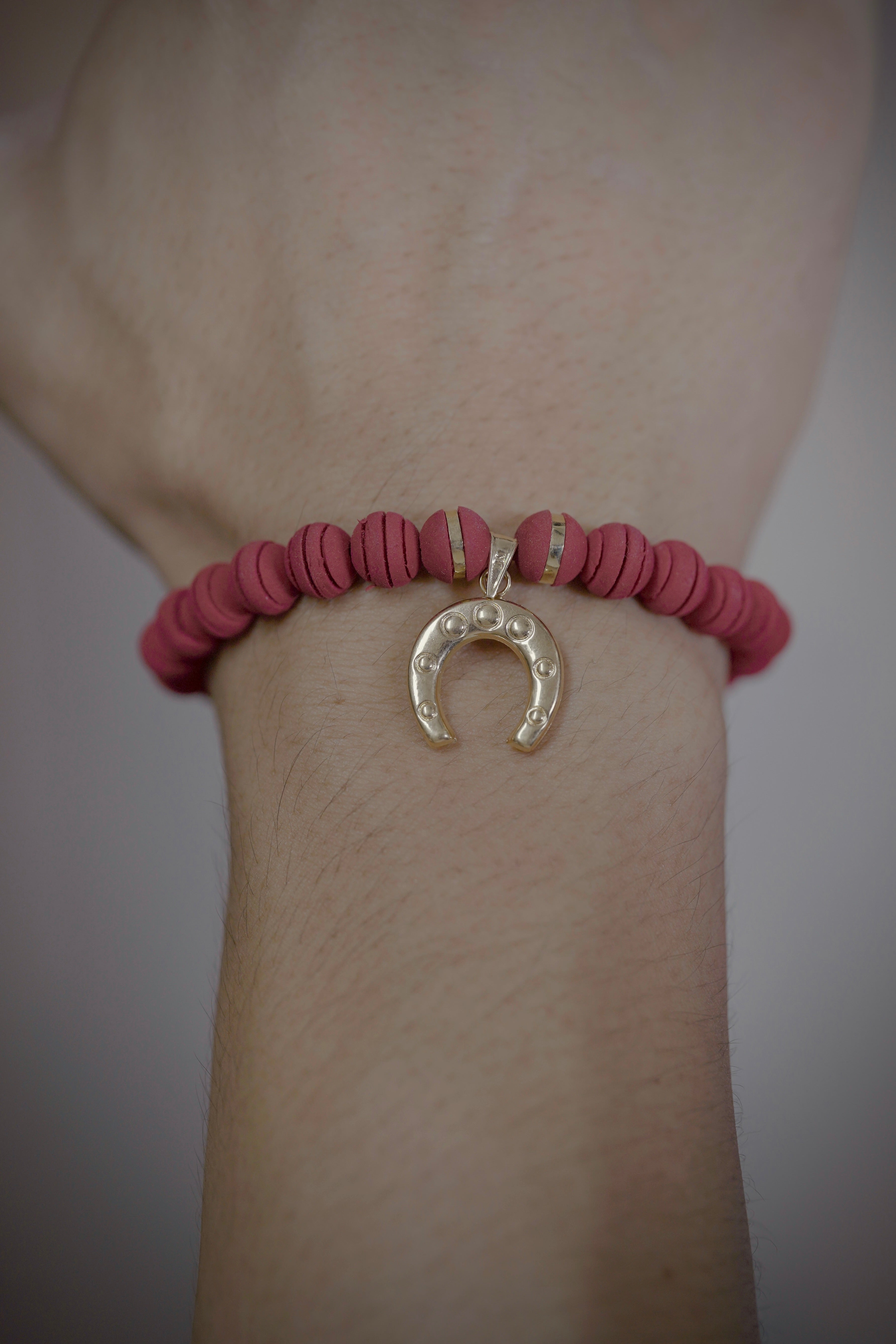 Pulsera en hilo rojo con dije de herradura 1.25gr / Oro Amarillo (Joya) M