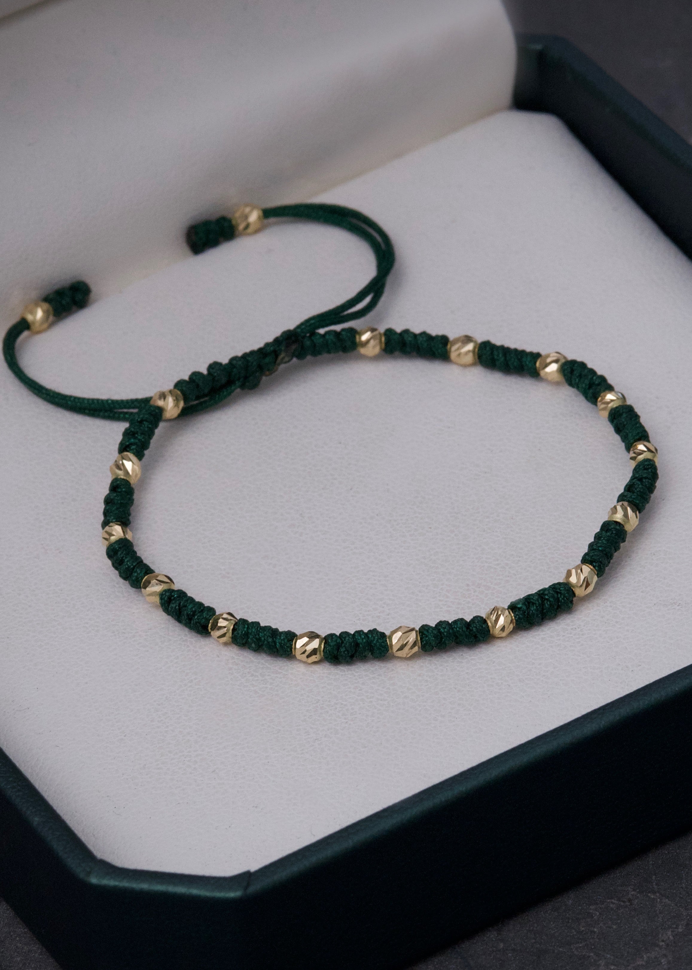 Pulsera en hilo verde con bolas diamantadas 0.85gr / Oro Amarillo (Joya) M
