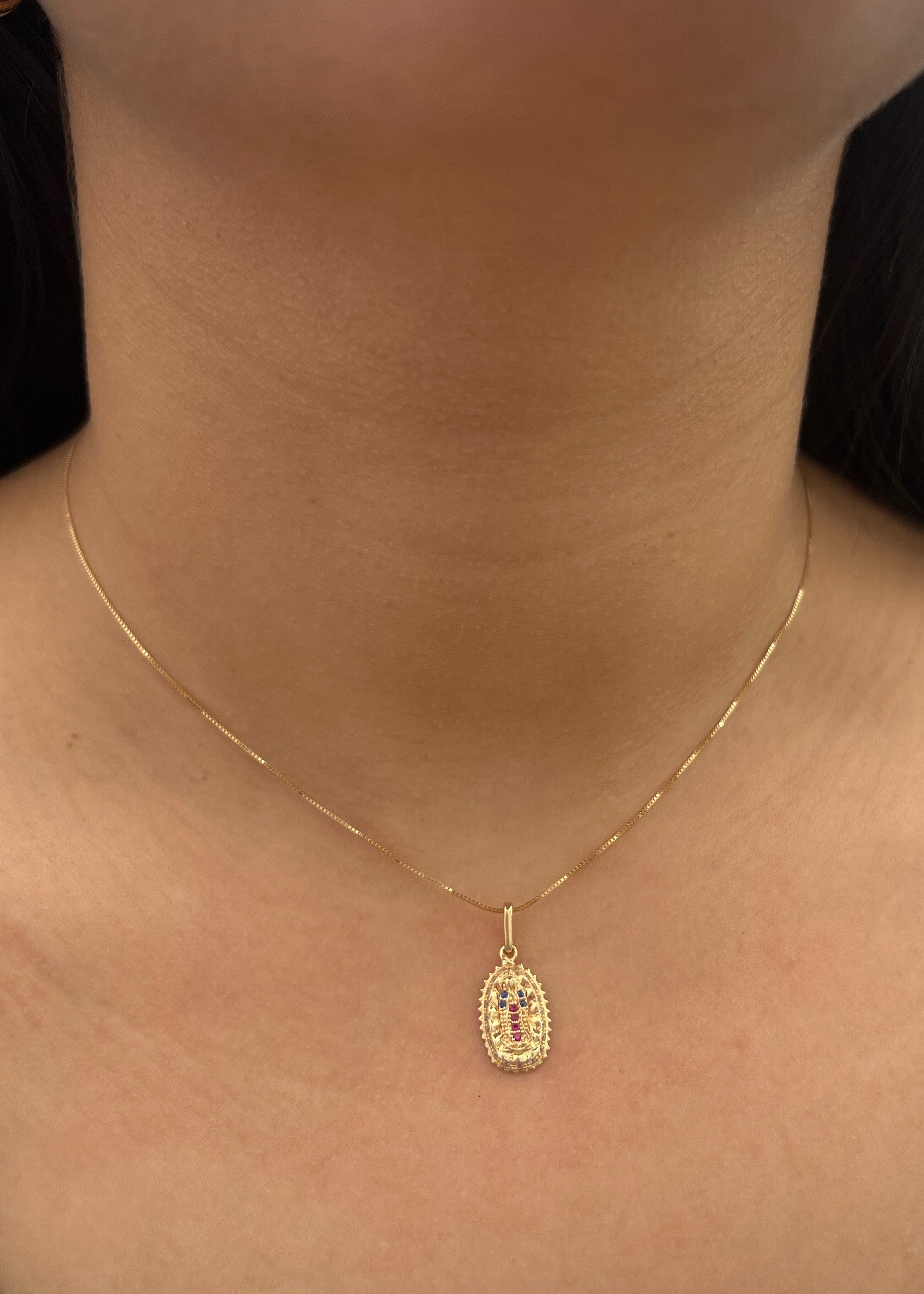 Dije virgen de guadalupe con swarovski azul 1.4gr / Largo 2.3cm / Oro Amarillo Nac P