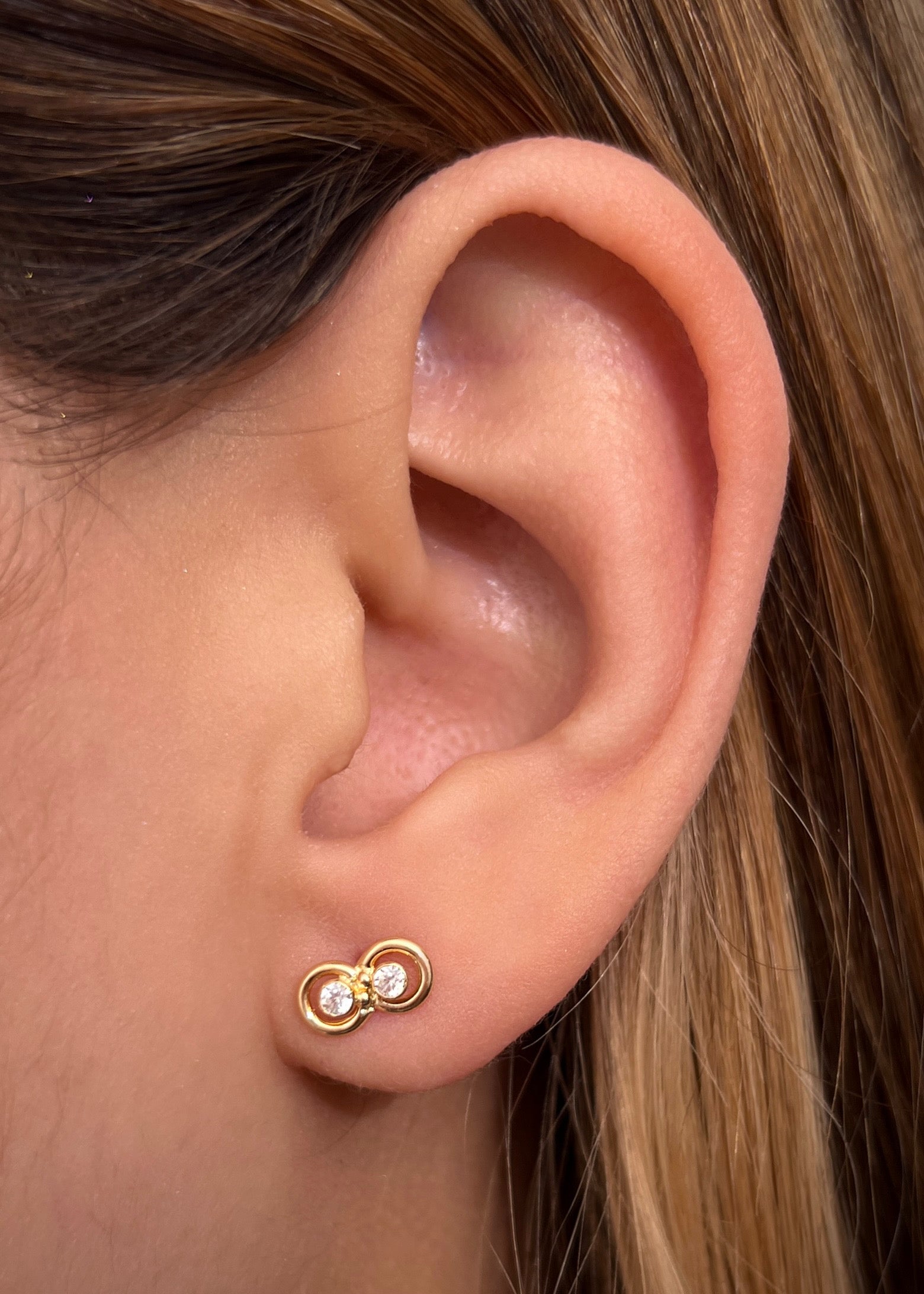 Topos infinito con swarovski blanco 0.85gr / Largo 0.49cm / Oro Amarillo Nac M