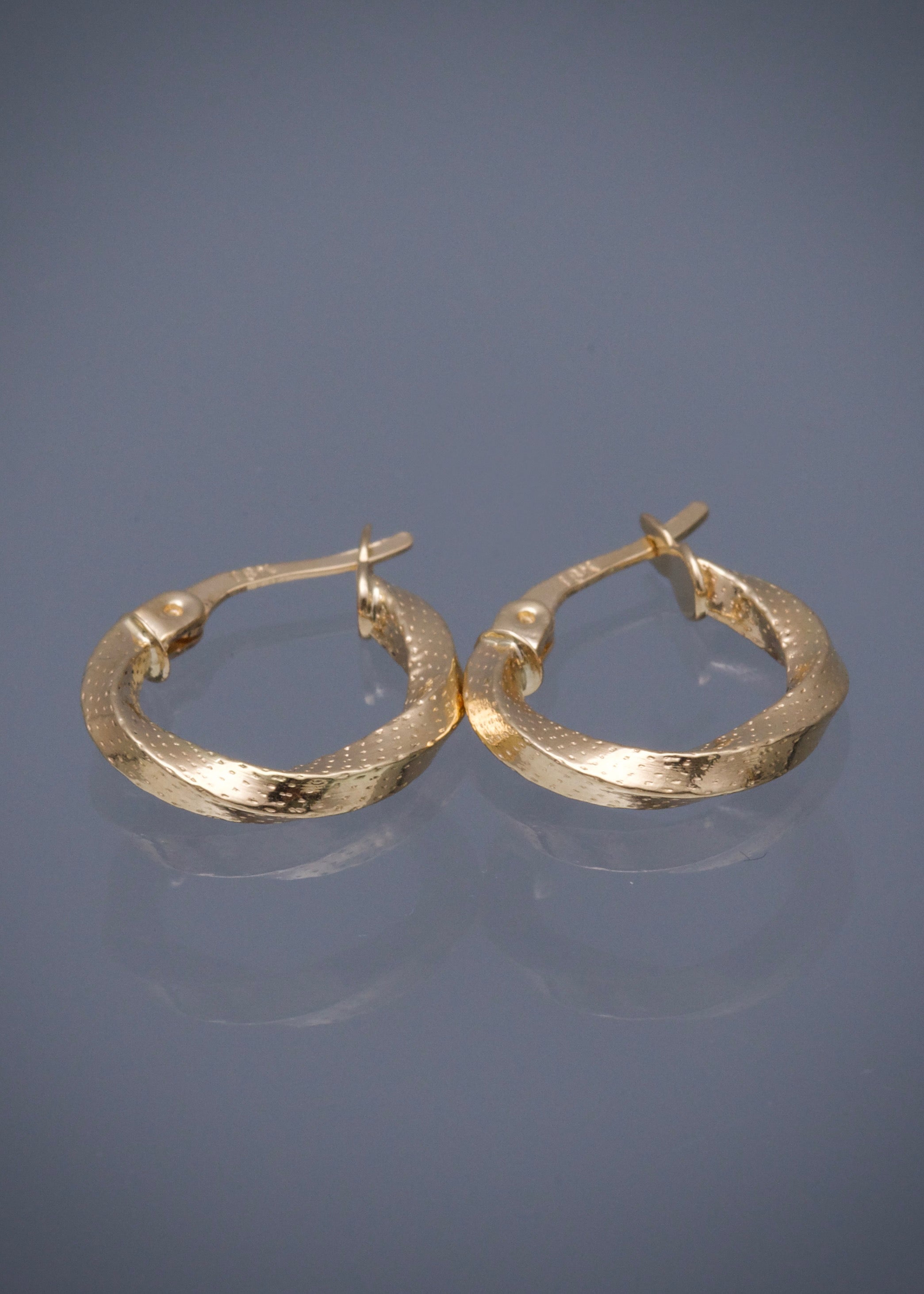 Candongas semi entorchadas con grabado 1.3gr / Largo 1.9cm / Oro Amarillo Nac P