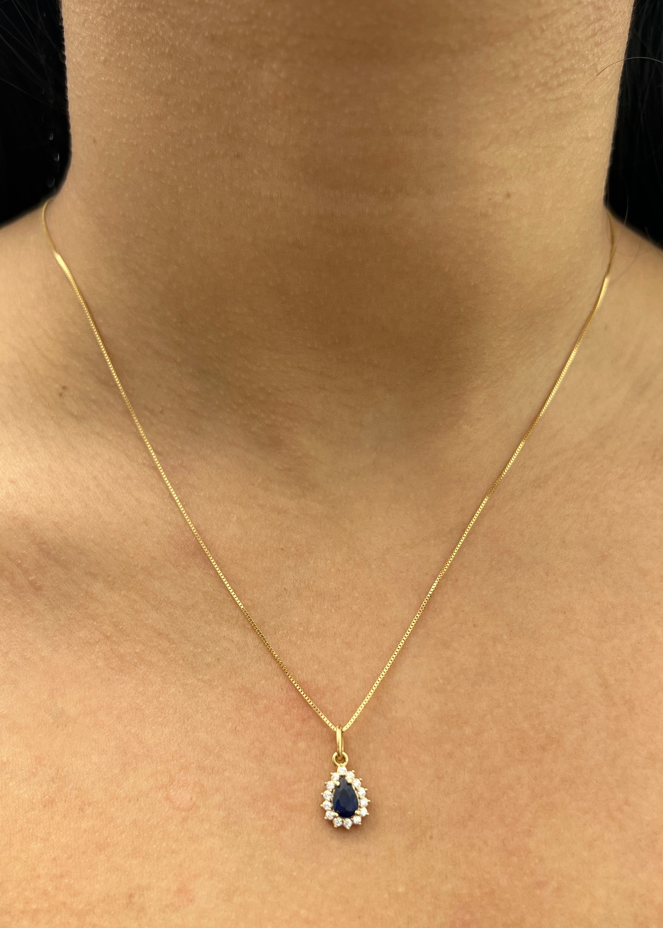 Dije gota con swarovski azul y blanco 0.7gr / Largo 1.5cm / Oro Amarillo Nac B