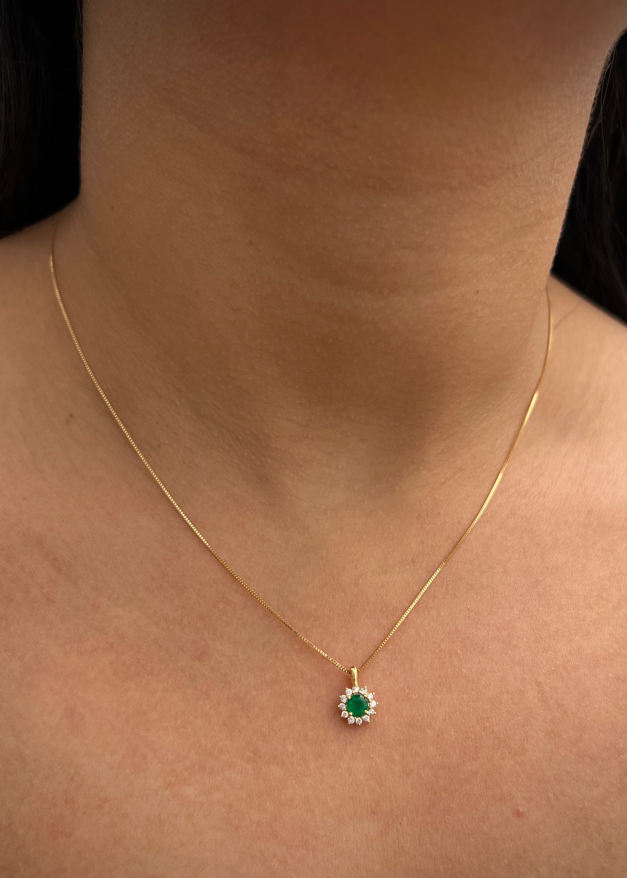 Dije flor con 27pts de esmeralda y 10pts de diamantes 0.7gr / Largo 1.1cm / Oro Amarillo (Joya) M