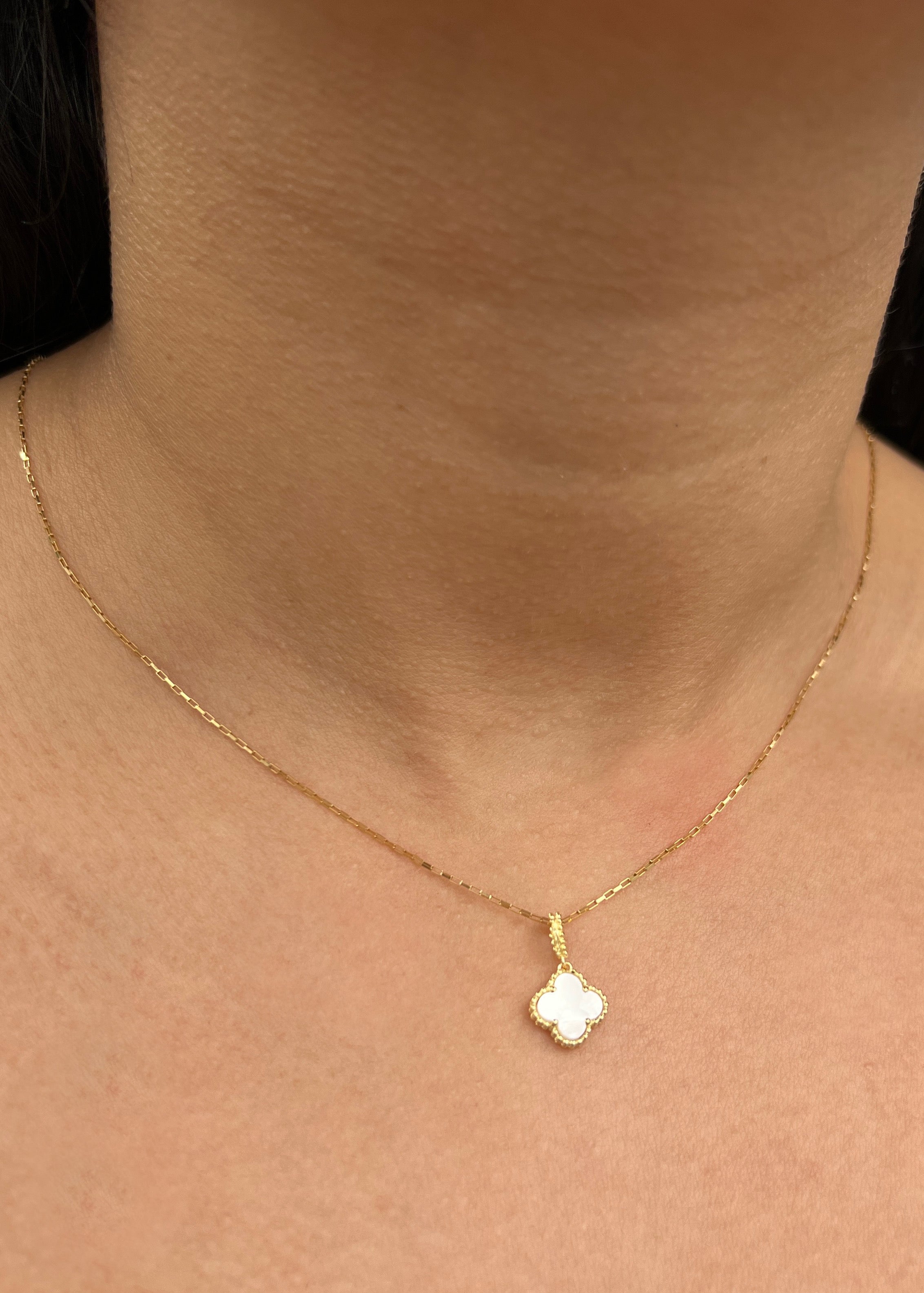 Dije lucky clover piedra blanca 0.9gr / Largo 1.6cm / Oro Amarillo Nac B