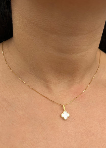 Dije lucky clover piedra blanca 0.9gr / Largo 1.6cm / Oro Amarillo Nac B