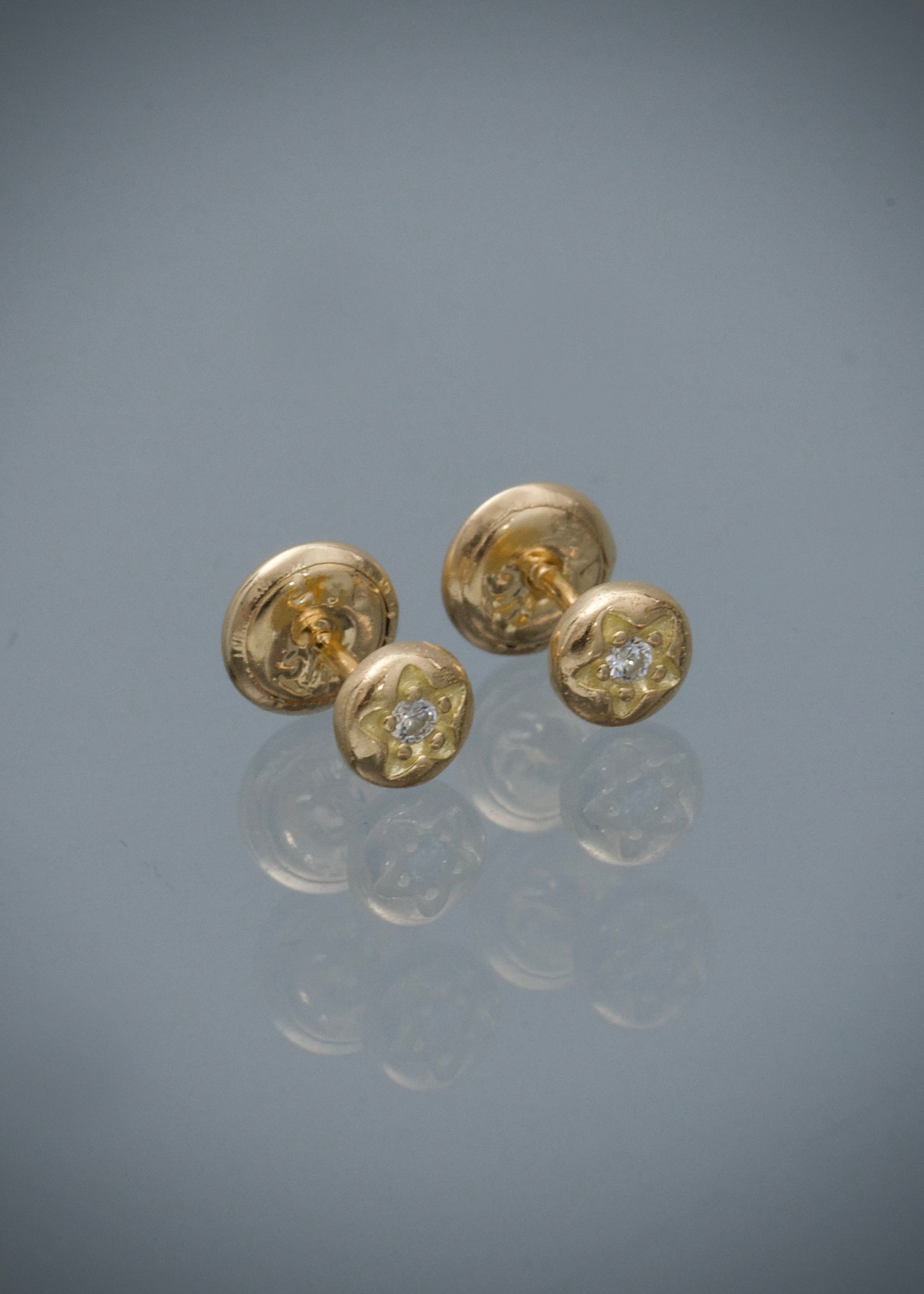 Topos estrella con swarovski blanco 0.9gr / Largo 0.45cm / Oro Amarillo Nac M
