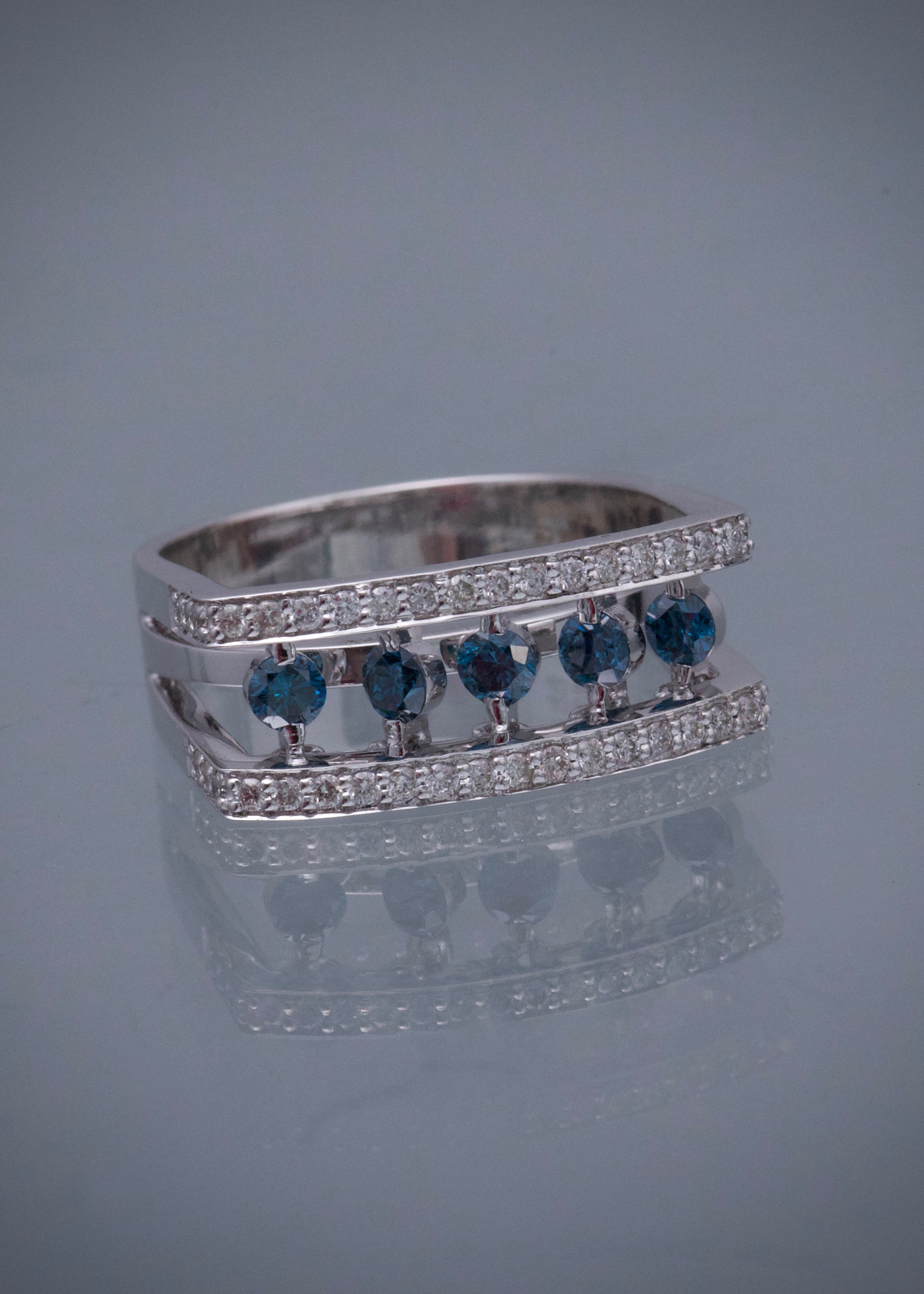 Anillo con 33pts de diamantes blancos y 45pts de diamantes azules 7.15gr / TALLA 6 1/2 / Oro Blanco Nac (Joya) M