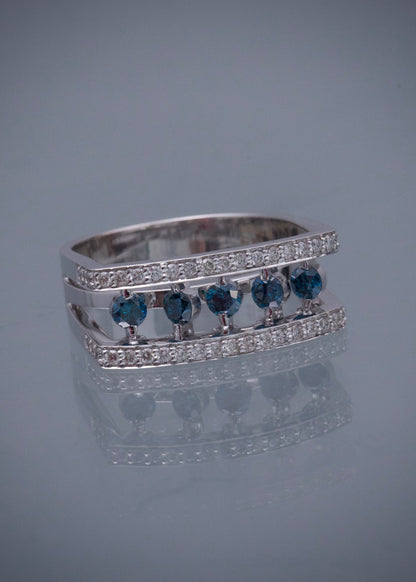 Anillo con 33pts de diamantes blancos y 45pts de diamantes azules 7.15gr / TALLA 6 1/2 / Oro Blanco Nac (Joya) M