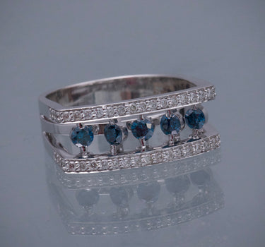 Anillo con 33pts de diamantes blancos y 45pts de diamantes azules 7.15gr / TALLA 6 1/2 / Oro Blanco Nac (Joya) M