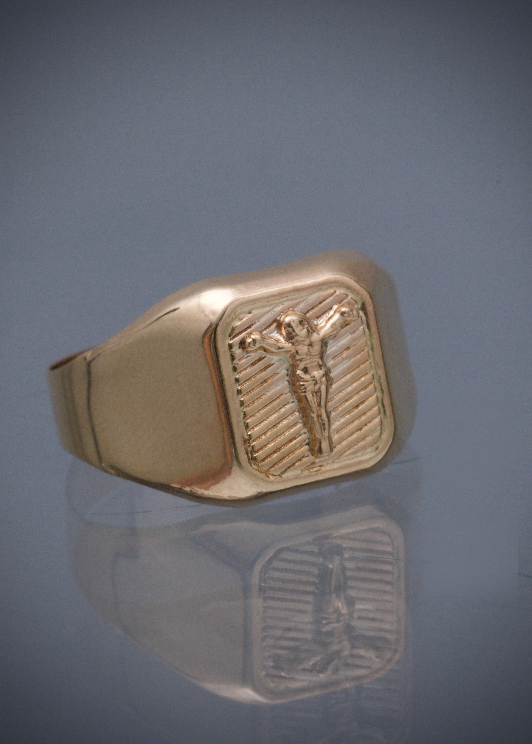 Anillo cristo 2.85gr / Talla 9 1/4 / Oro Amarillo Nac B