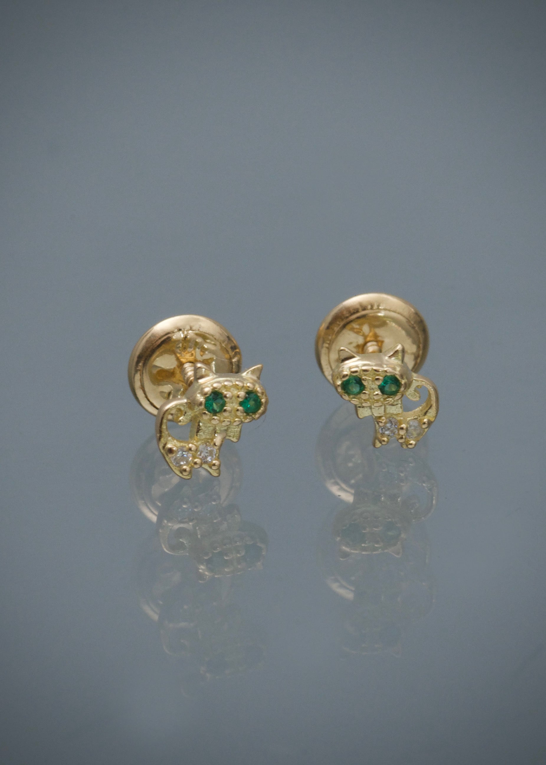 Topos gato con swarovski verde 0.8gr / Largo 0.56cm / Oro Amarillo Nac M