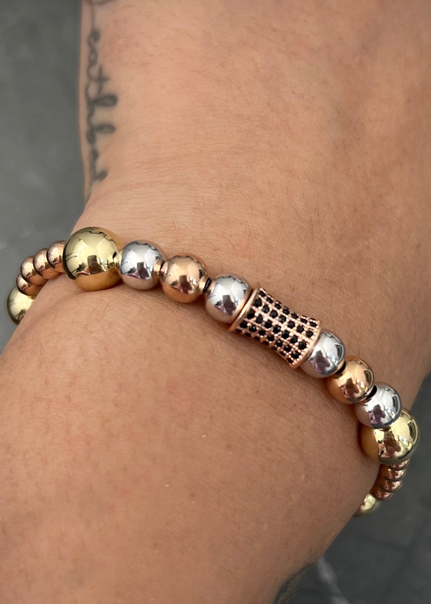Pulsera en hilo negro con herraje de tubo 5.5gr / Tres Oros Nac (Joya) M