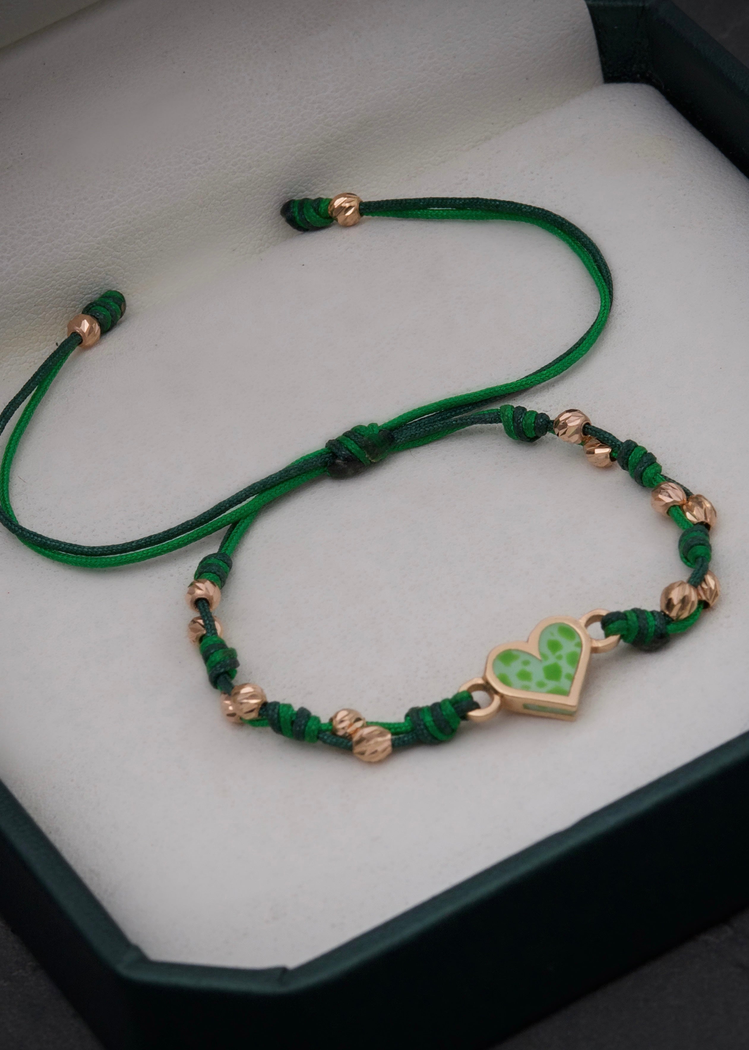 Pulsera en hilo verde con herraje de corazon 2.9gr / Oro Rosado (Joya) M