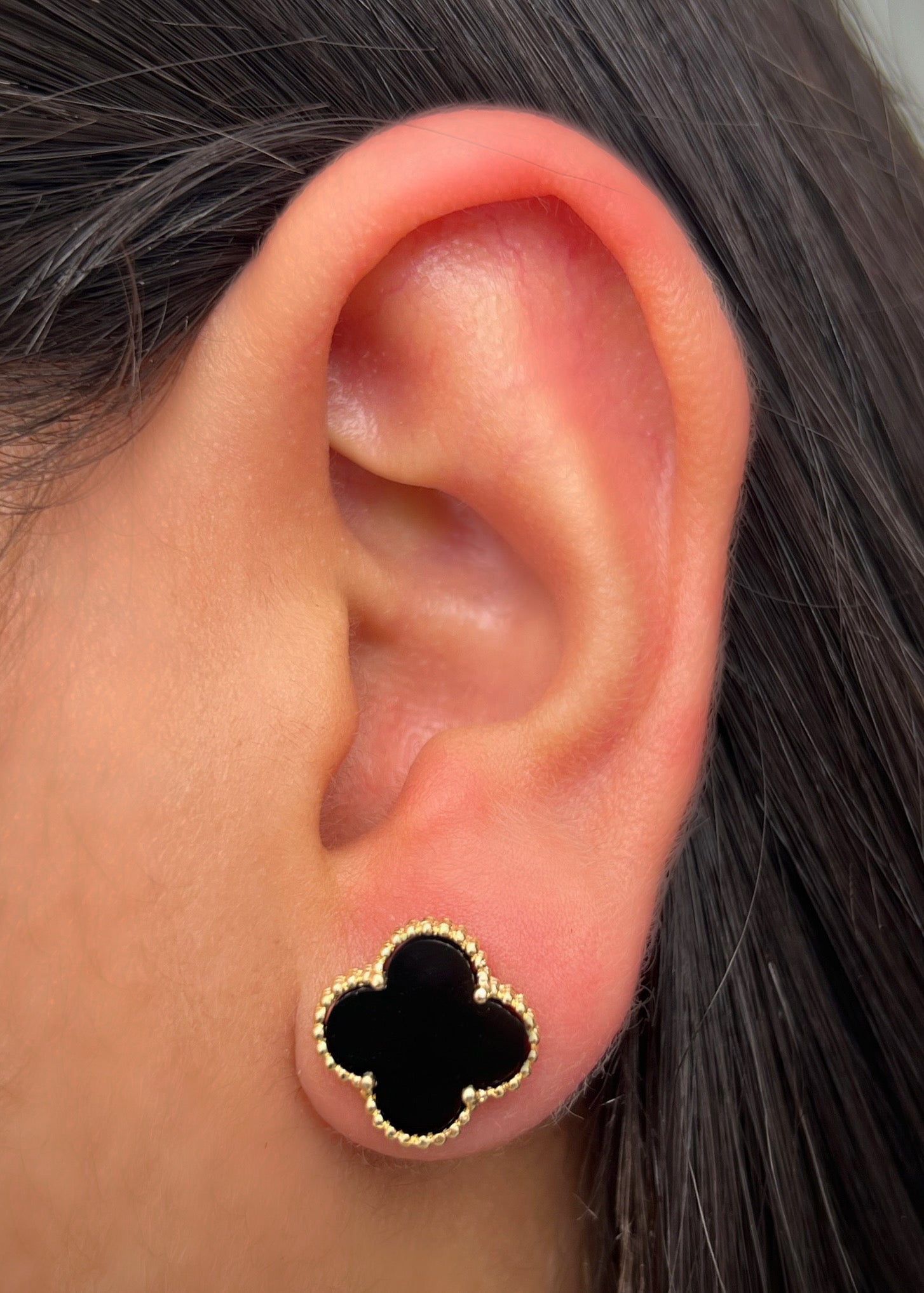 Topos lucky clover piedra negra 3.6gr / largo: 1.2cm / Oro Amarillo Nac B
