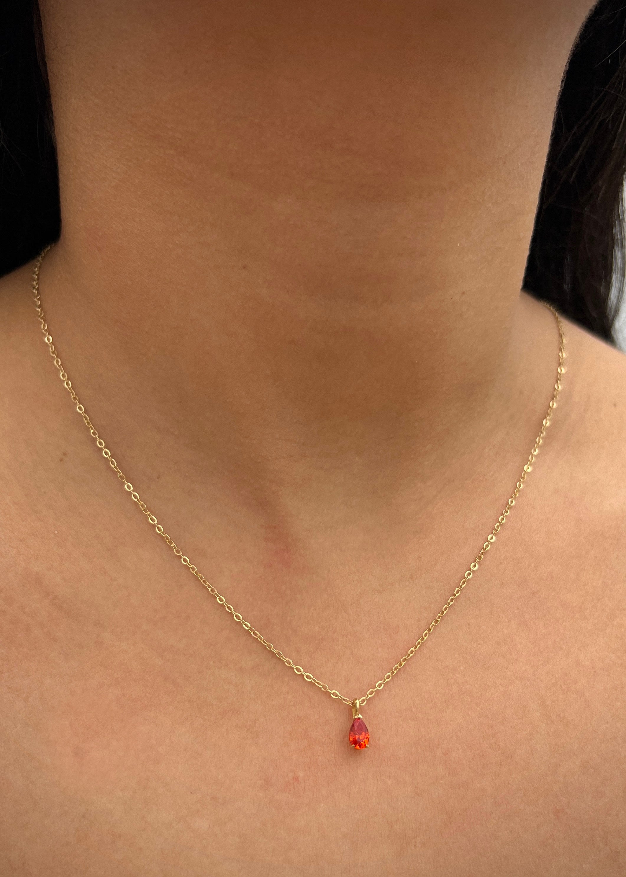 Dije con swarovski naranjado 0.45gr / Largo 0.9cm / Oro Amarillo Nac P