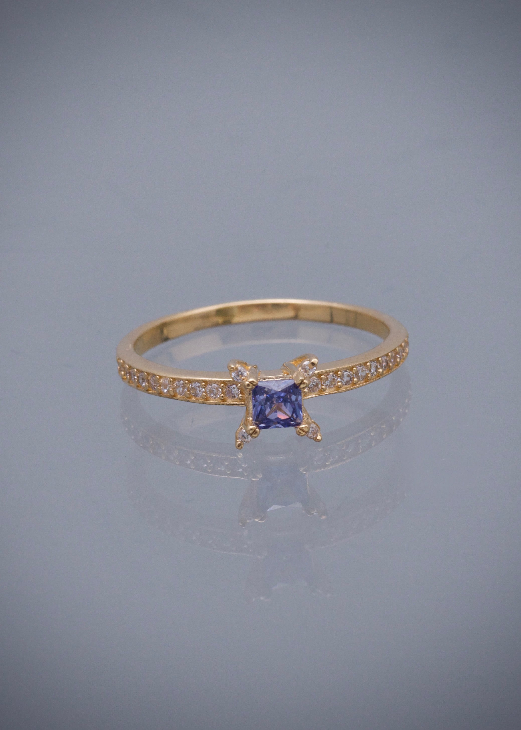 Solitario cuadrado con swarovski morado y blanco 1.5gr / Talla 5 / Oro Amarillo Nac B