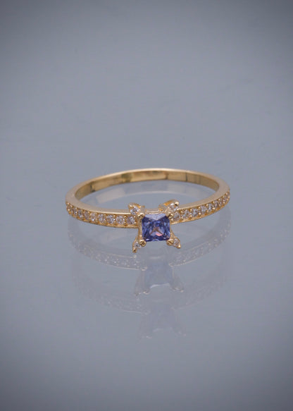 Solitario cuadrado con swarovski morado y blanco 1.5gr / Talla 5 / Oro Amarillo Nac B