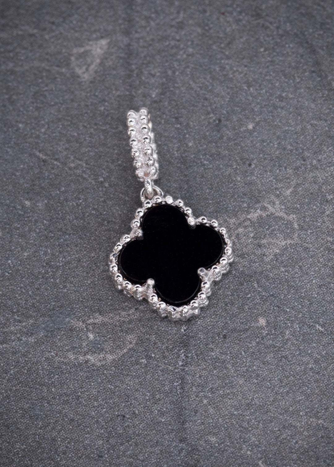 Dije lucky clover piedra negra 0.95gr / Largo 1.6cm — Oro Blanco