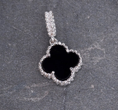 Dije lucky clover piedra negra 0.95gr / Largo 1.6cm / Oro Blanco Nac B