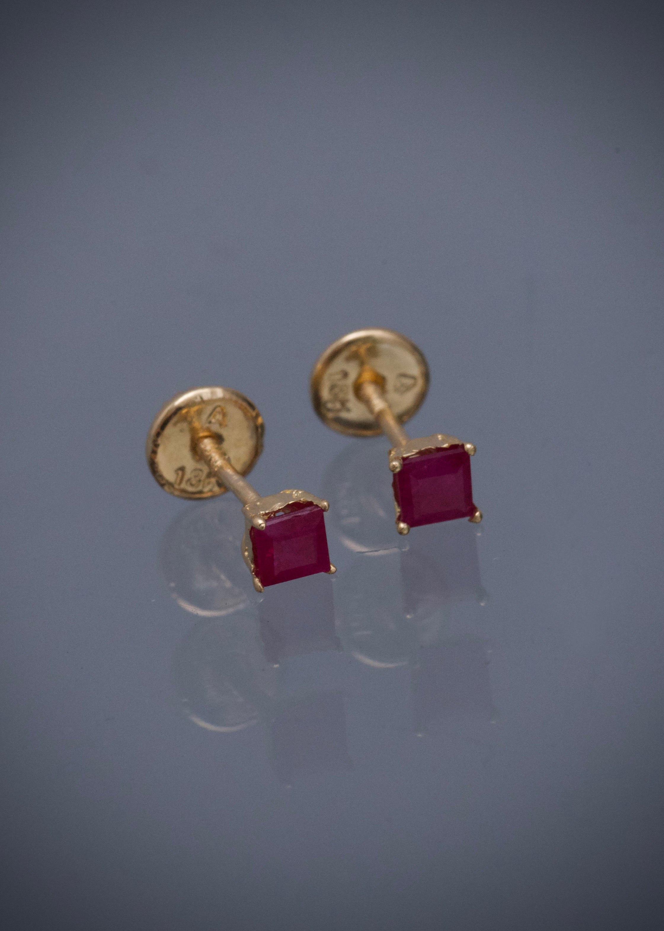 Topos con 37pts de rubie 0.65gr / Largo 0.34cm / Oro Amarillo Nac (Joya) M