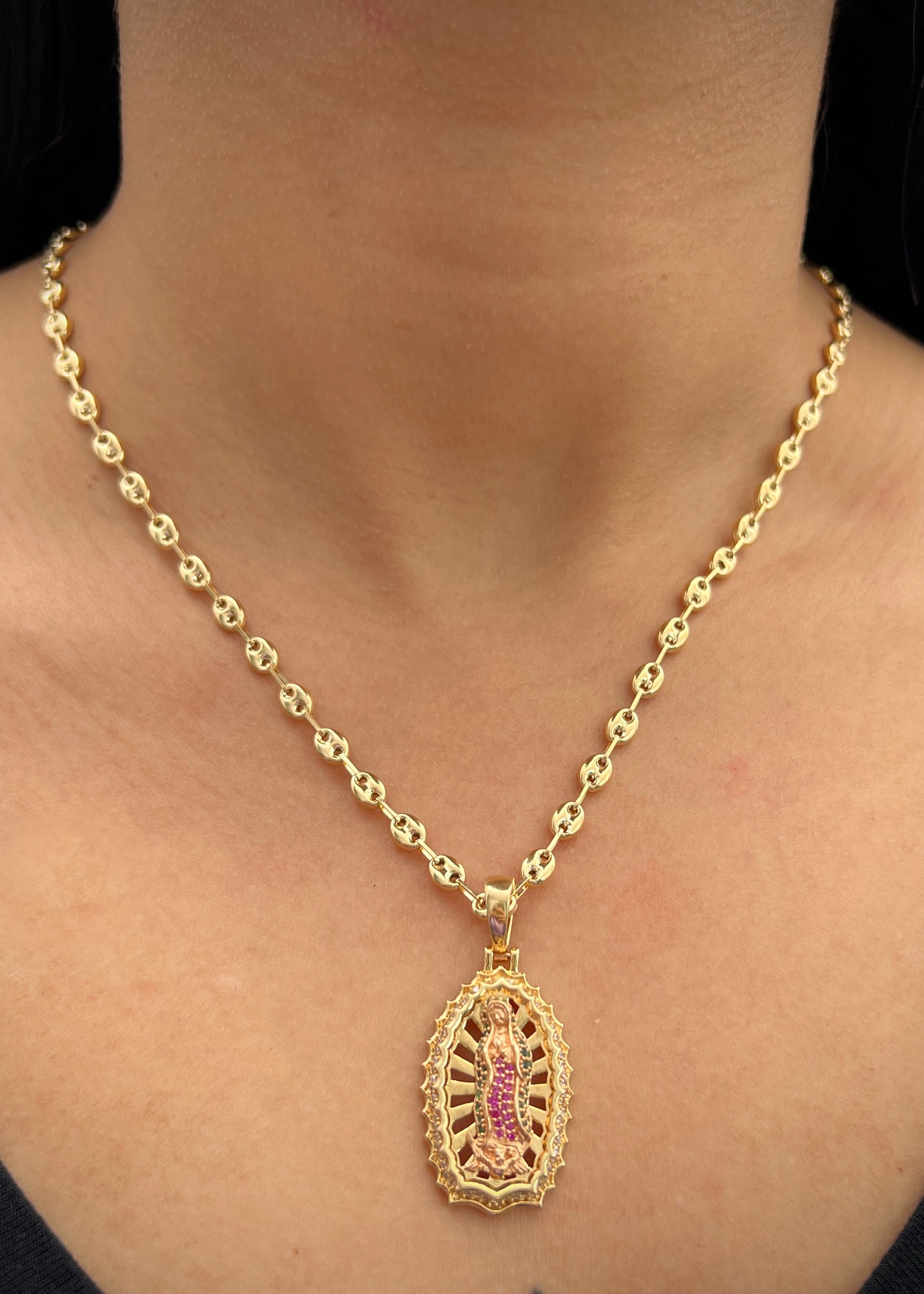 Dije virgen de guadalupe con swarovski verde 9.5gr / Largo 4.2cm / Dos Oros Nac M
