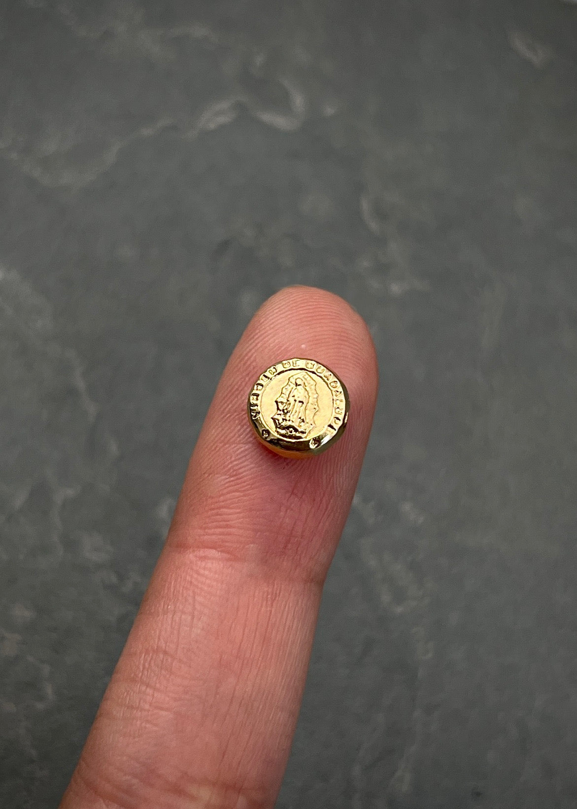 Herraje virgen de guadalupe 0.4gr / Largo 0.8cm / Oro Amarillo Nac B