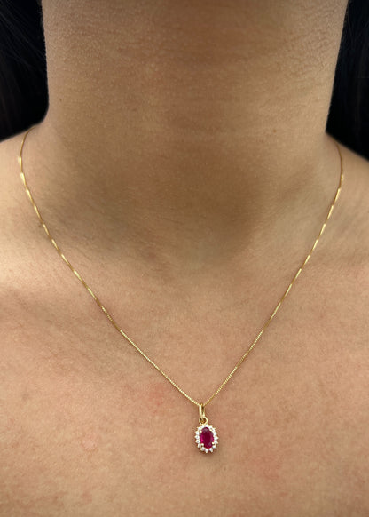 Dije ovalado con swarovski fucsia y blanco 0.6gr / Largo 1.4cm / Oro Amarillo Nac B