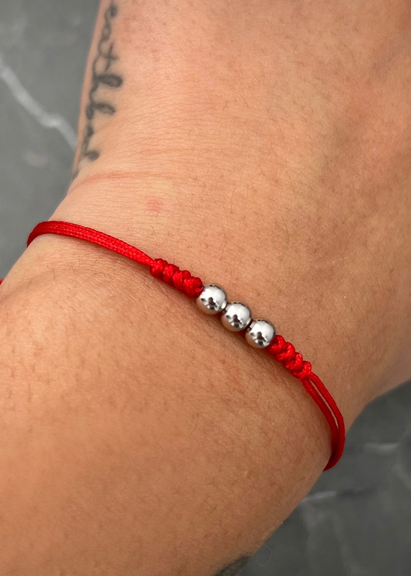 Pulsera en hilo rojo con bolas lisas 4mm 0.25gr / Oro Blanco (Joya) M