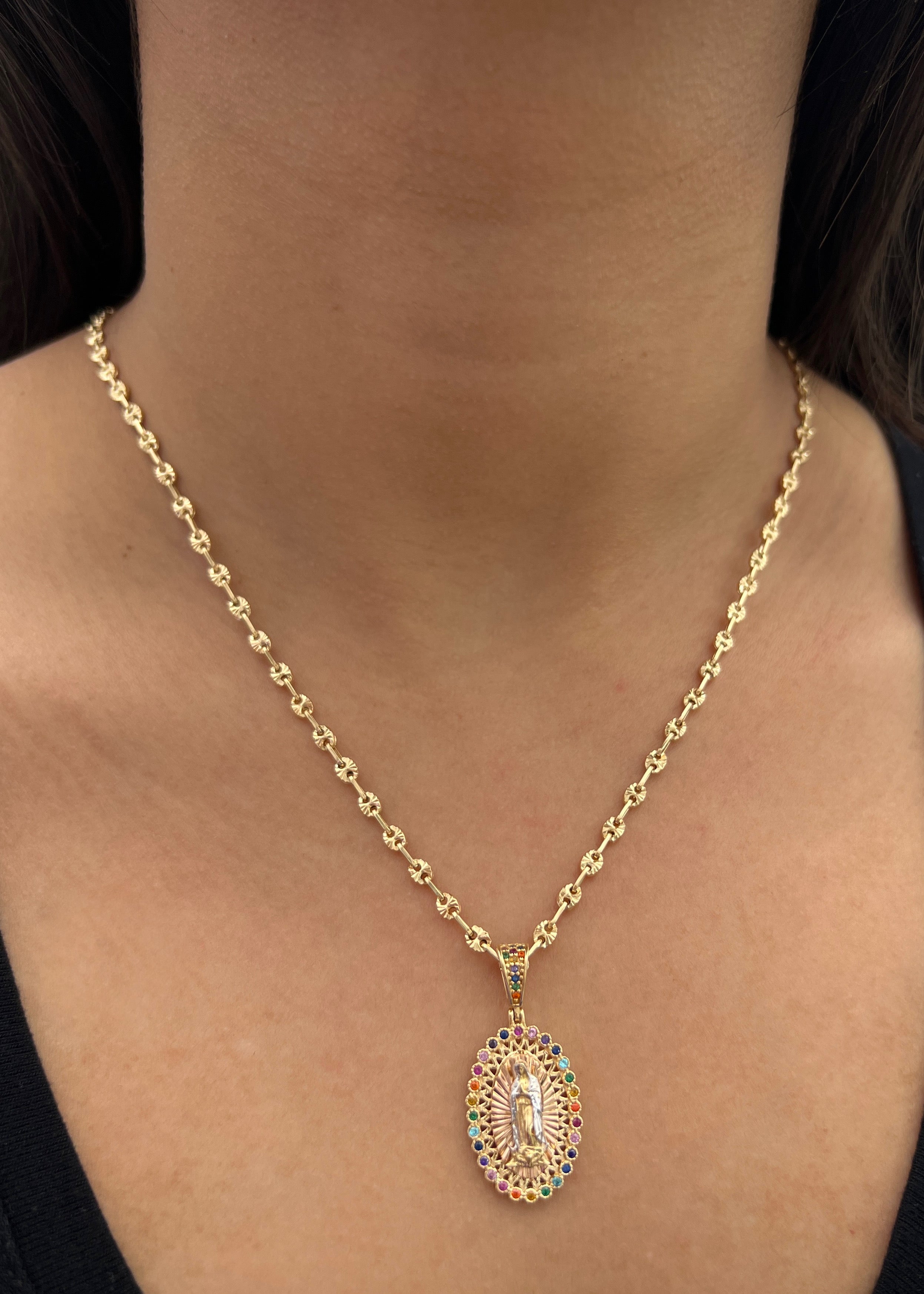 Dije virgen de guadalupe con swarovski multicolor 4.6gr / Largo 3.3cm / Dos Oros Nac B