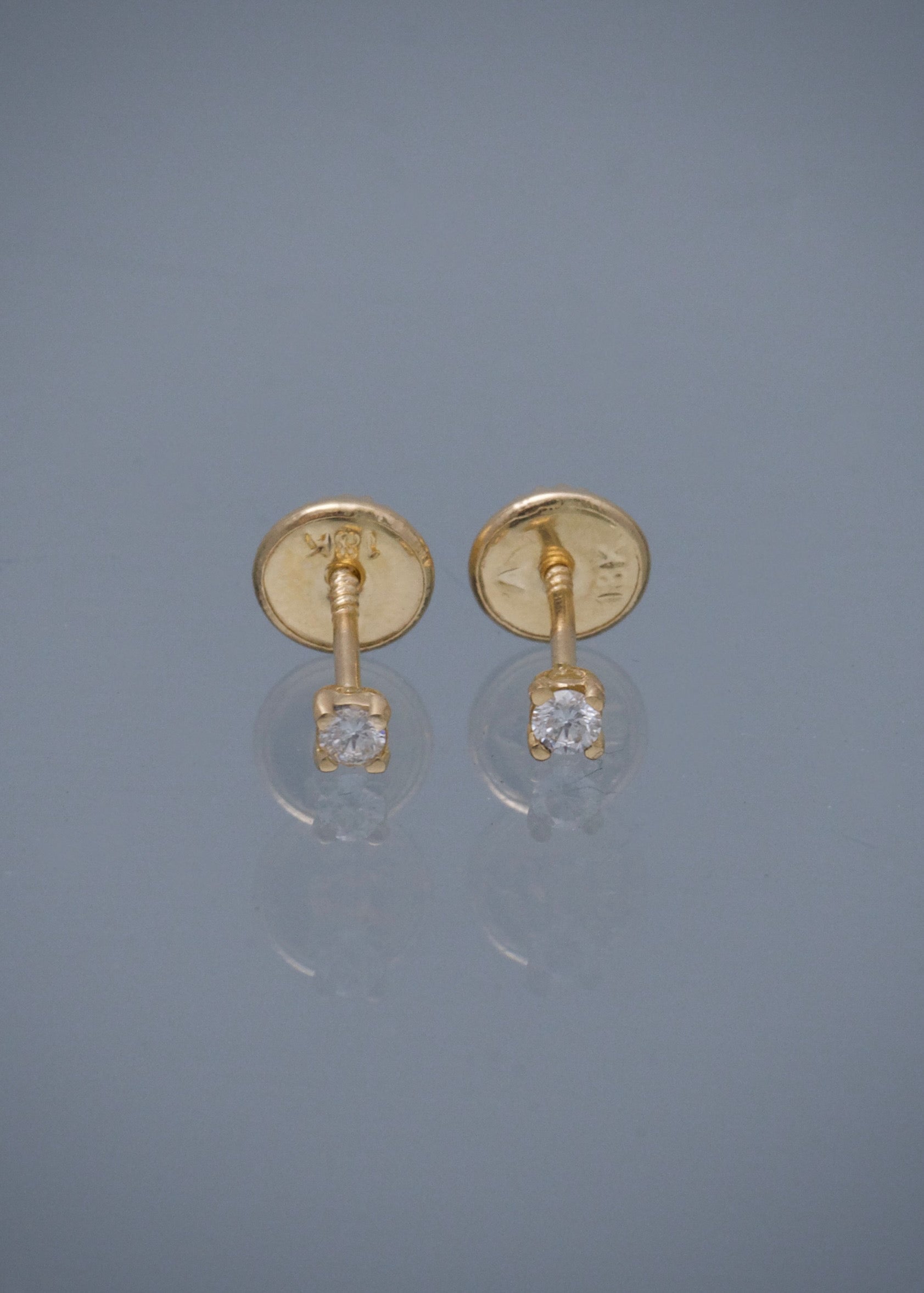 Topos con 7pts de diamante 0.5gr / Largo 0.23cm / Oro Amarillo (Joya) B