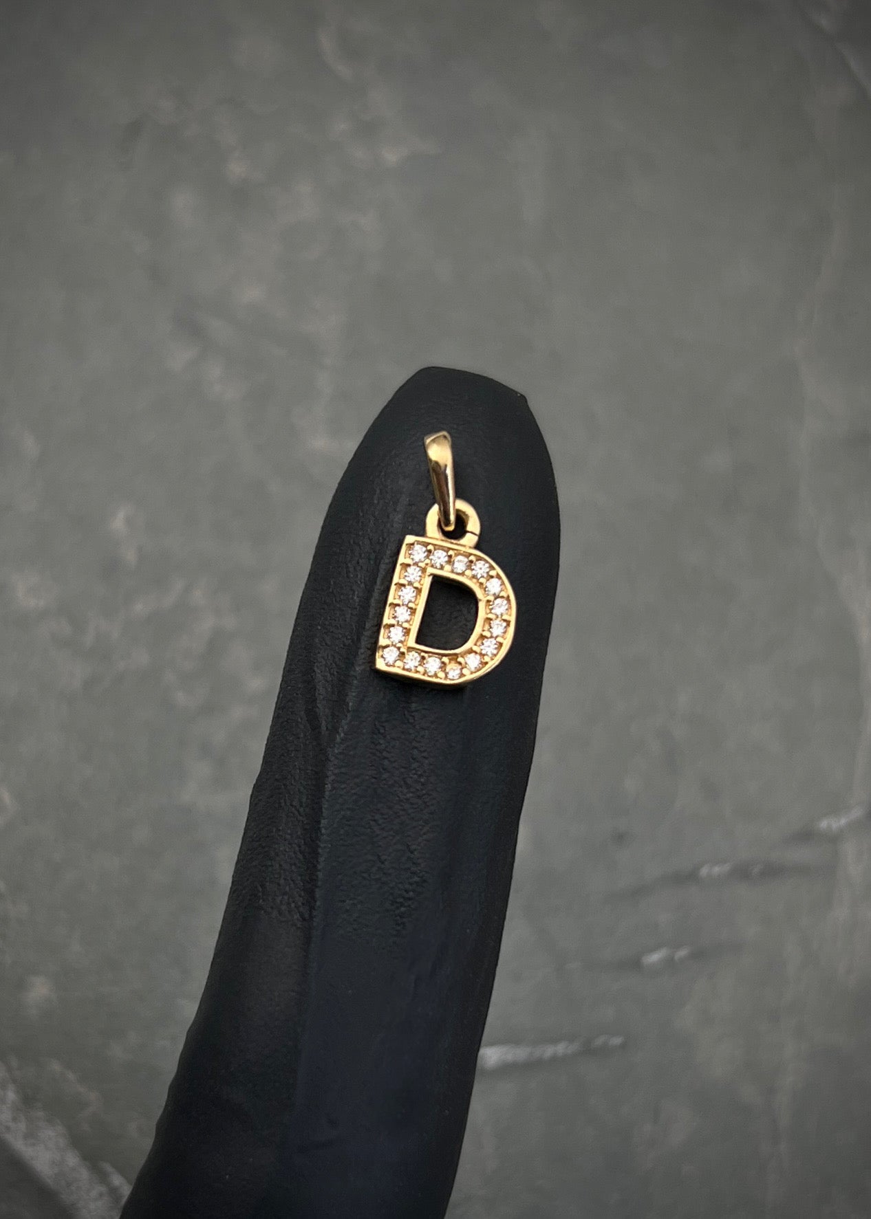 Dije letra D con swarovski blanco 0.7gr / Largo 1.5cm / Oro Amarillo Nac B